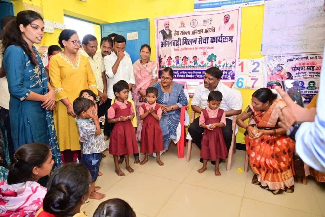 आंगन मिलन सेवा कार्यक्रम में मंत्री श्री केदार कश्यप ने बच्चों और महिलाओं से किया संवाद
सेवा संकल्प अभियान के अंतर्गत आंगनवाड़ी केंद्र स्कूलपारा, गोलावंड में आयोजित आंगन मिलन सेवा कार्यक्रम में वन मंत्री श्री केदार कश्यप शामिल हुए।
उन्होंने बच्चों एवं महिलाओं से संवाद कर पोषण और स्वास्थ्य की जानकारी ली। बच्चों के सीखने की क्षमता को परखा और उनके उत्साहवर्धन के लिए चॉकलेट एवं फल प्रदान किए।
मंत्री श्री कश्यप ने गर्भवती महिलाओं के बेहतर पोषण एवं देखभाल पर विशेष जोर देते हुए बच्चों को कुपोषण से बचाने के लिए पालकों को भी जागरूक करने के निर्देश दिए।
कार्यक्रम में 5 गर्भवती महिलाओं की गोदभराई, 3 बच्चों का अन्नप्राशन तथा आंगनवाड़ी कार्यकर्ता एवं मितानिन सहायिका सहित 6 महिलाओं का सम्मान किया गया।
#सेवा_संकल्प_अभियान #आंगन_मिलन_सेवा #कोंडागांव #पोषण