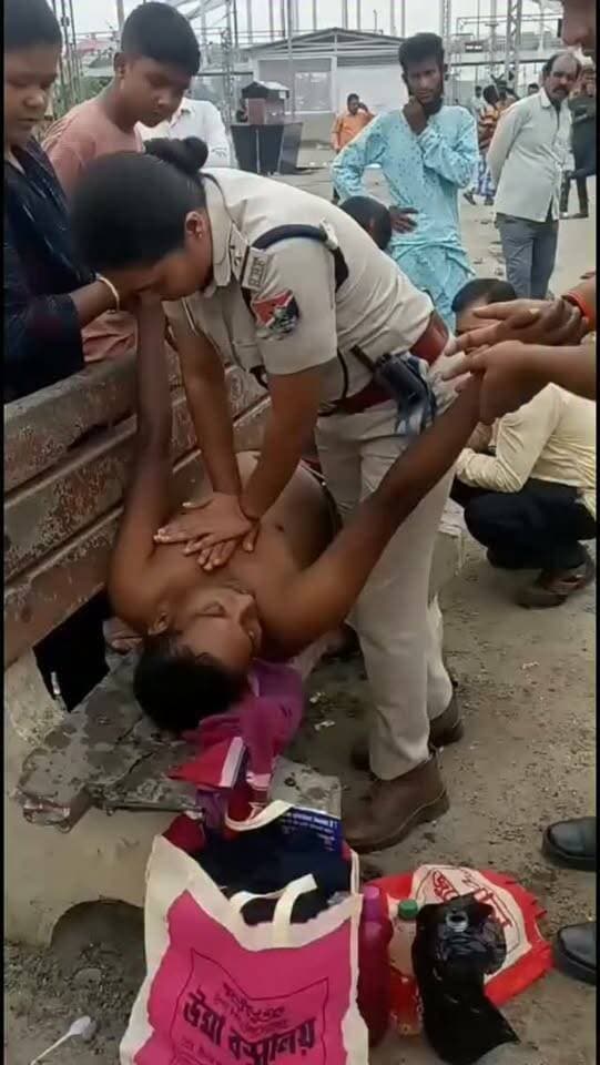 कटिहार स्टेशन पर स्ट्रोक से यात्री की बिगड़ी हालत, आरपीएफ महिला कर्मी ने सीपीआर देकर बचाई जान
कटिहार। कटिहार रेलवे स्टेशन पर ट्रेन से सफर कर रहे एक यात्री की अचानक तबीयत बिगड़ने से अफरा-तफरी मच गई। स्ट्रोक आने के बाद यात्री की हालत गंभीर हो गई, जिसके बाद आरपीएफ की महिला कर्मी ने तत्परता दिखाते हुए उसे तत्काल सीपीआर दिया और इलाज के लिए सदर अस्पताल पहुंचाया।