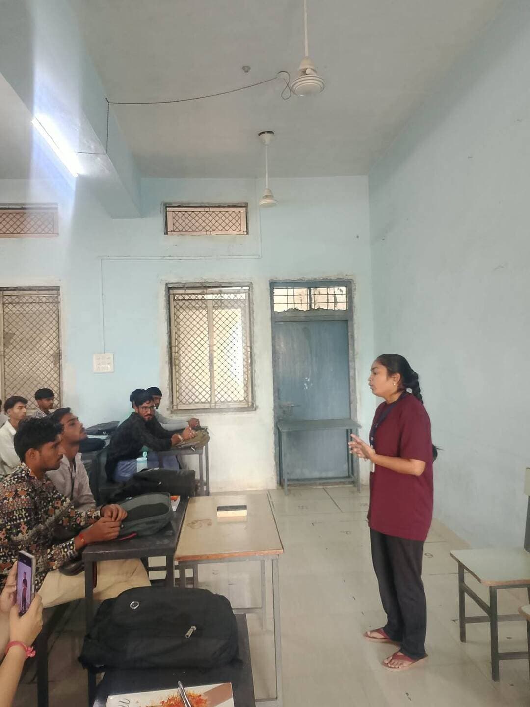 शिक्षा में एआई का प्रयोग लाभकारी भी, चुनौतीपूर्ण भी
________________
राष्ट्रीय शिक्षा नीति-2020 एवं विकसित भारत @2047 की थीम पर वाद-विवाद प्रतियोगिता आयोजित
________________
विद्यार्थियों ने एआई के उपयोग, लाभ और चुनौतियों पर रखे तर्कपूर्ण विचार
________________
खरगोन 08 अक्टूबर 2026। प्रधानमंत्री कॉलेज ऑफ एक्सीलेंस, शासकीय स्नातकोत्तर महाविद्यालय, खरगोन में राष्ट्रीय शिक्षा नीति-2020 एवं विकसित भारत @2047 की थीम के अंतर्गत वाद-विवाद प्रतियोगिता का आयोजन किया गया। प्रतियोगिता का विषय “शिक्षा में आर्टिफिशियल इंटेलिजेंस (ए.आई.) का प्रयोग” रखा गया। प्रतियोगिता में विद्यार्थियों ने ए.आई. के शैक्षणिक उपयोग, इसके लाभ एवं संभावित चुनौतियों पर अपने विचार तर्कपूर्ण एवं प्रभावी ढंग से प्रस्तुत किए।
प्रतियोगिता में पक्ष में अपने विचार रखते हुए शशांक कोगे ने कहा कि ए.आई. विद्यार्थियों के लिए ज्ञान प्राप्त करने का उपयोगी माध्यम बन सकता है। इसके माध्यम से विभिन्न विषयों की जानकारी प्राप्त करने के साथ दैनिक दिनचर्या को बेहतर बनाया जा सकता है तथा घर बैठे विभिन्न कक्षाओं और शिक्षण सामग्री का लाभ लिया जा सकता है। समस्याओं के समाधान में भी ए.आई. उपयोगी सहायता प्रदान कर सकता है।
वहीं विपक्ष में वंशिका वोरे एवं भूमिका चावड़ा ने कहा कि ए.आई. के अत्यधिक उपयोग से विद्यार्थियों की स्वयं सोचने एवं निर्णय लेने की क्षमता प्रभावित हो सकती है। प्रत्येक जानकारी के लिए ए.आई. पर निर्भर रहने के बजाय विद्यार्थियों को अपने ज्ञान, विवेक एवं तार्किक क्षमता का भी उपयोग करना चाहिए। उन्होंने कहा कि ए.आई. एक मशीन है, इसलिए उसके द्वारा दी गई प्रत्येक जानकारी को बिना जांचे स्वीकार नहीं किया जाना चाहिए।
इस अवसर पर डॉ. तुषार जाधव ने कहा कि ए.आई. का सही दिशा में उपयोग विद्यार्थियों के लिए अत्यंत उपयोगी सिद्ध हो सकता है। विद्यार्थी ए.आई. की सहायता से प्रोजेक्ट एवं फाइल तैयार करने के लिए आवश्यक जानकारी प्राप्त कर सकते हैं। इसके साथ ही खरगोन शहर में उपलब्ध कंपनियों एवं संस्थाओं तथा प्रोजेक्ट और इंटर्नशिप के अवसरों की जानकारी भी प्राप्त की जा सकती है। ए.आई. के माध्यम से कम समय में महत्वपूर्ण कार्यों को व्यवस्थित ढंग से पूरा किया जा सकता है, लेकिन इसका उपयोग विवेकपूर्ण तरीके से किया जाना आवश्यक है।
महाविद्यालय के प्राचार्य डॉ. जी.एस. चौहान ने कहा कि वर्तमान समय तकनीकी एवं डिजिटल परिवर्तन का समय है। शिक्षा के क्षेत्र में आर्टिफिशियल इंटेलिजेंस विद्यार्थियों के लिए सीखने के नए अवसर उपलब्ध करा रहा है। इसका उद्देश्य विद्यार्थियों की सीखने की क्षमता को बढ़ाना होना चाहिए, न कि उनकी स्वतंत्र सोच एवं रचनात्मकता को समाप्त करना। विद्यार्थियों को ए.आई. का उपयोग सहायक साधन के रूप में करते हुए अपने ज्ञान, विवेक एवं मानवीय क्षमताओं को भी विकसित करना चाहिए। तकनीक का संतुलित एवं सकारात्मक उपयोग ही विकसित भारत के निर्माण में महत्वपूर्ण भूमिका निभा सकता है।
कार्यक्रम में डॉ. गायत्री चौहान, डॉ. राजू देसाई, डॉ. रंजीता पाटीदार, डॉ. तुषार जाधव सहित महाविद्यालय के प्राध्यापक एवं विद्यार्थी उपस्थित रहे।
#JansamparkMP #khargone #सेवा_संकल्प_अभियान