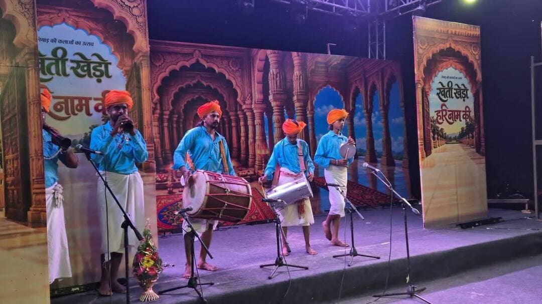 संत सिंगाजी के जीवन और लोक कल्याण के संदेश को नृत्य-नाट्य के माध्यम से किया प्रस्तुत
________________
‘खेती खेड़ो हरि नाम की’ में भक्ति, त्याग और आध्यात्मिक पुनर्जागरण की दिखी झलक
________________
निमाड़ी लोक संस्कृति के रंगों से सजी संत सिंगाजी के जीवन पर आधारित प्रभावी प्रस्तुति
________________
खरगोन 08 अक्टूबर 2026। मध्यप्रदेश शासन संस्कृति विभाग एवं जिला प्रशासन खरगोन के सहयोग से जिले में लोक एवं जनजातीय संस्कृति की विविध परंपराओं को जन-जन तक पहुंचाने के उद्देश्य से आयोजित ‘खेती खेड़ो हरि नाम की…’ उत्सव के अंतर्गत संत सिंगाजी के जीवन एवं लोक कल्याण के संदेश पर केंद्रित नृत्य-नाट्य की प्रभावी प्रस्तुति हुई। आयोजन में निमाड़ी लोक संस्कृति, भक्ति, आध्यात्मिकता और जनजातीय परंपराओं का सुंदर समागम देखने को मिला।
नृत्य-नाट्य में संत सिंगाजी के जीवन अवदान को विभिन्न प्रसंगों के माध्यम से प्रस्तुत किया गया। कथा के अनुसार लोक कल्याण एवं आध्यात्मिक पुनर्जागरण के लिए भगवान विष्णु की आज्ञा से ऋषि श्रृंगी ने निमाड़ के खजूरी गांव में ‘सिंगाजी’ के रूप में जन्म लिया। बाल्यावस्था में वे गायें चराते थे। प्रस्तुति में उनके द्वारा अपनी आध्यात्मिक शक्ति से अत्याचारी तांत्रिक के अहंकार को समाप्त कर उसे सन्मार्ग की ओर प्रेरित करने का प्रसंग प्रभावी ढंग से दिखाया गया।
इसके बाद सिंगाजी के भामगढ़ के राजा लखमेसिंह के यहां ‘डाकिया’ के रूप में कार्य करने और अपनी कर्तव्यनिष्ठा से पहचान बनाने के प्रसंग को मंचित किया गया। नौकरी के दौरान संत मनरंगगिरि से उनकी भेंट हुई। संत से प्रभावित होकर सिंगाजी ने गुरु-दीक्षा ग्रहण की और वैराग्य की ओर अग्रसर हुए।
नृत्य-नाट्य में संत सिंगाजी से जुड़े विभिन्न लोकप्रचलित चमत्कारों को भी दर्शाया गया। इनमें कुएं में फंसी गाय को उसकी पूंछ पकड़कर सुरक्षित बाहर निकालने तथा डाकुओं को सन्मार्ग पर लाने जैसे प्रसंगों ने दर्शकों को प्रभावित किया। अंतिम दृश्य में सिंगाजी द्वारा सांसारिक बंधनों का त्याग कर पत्नी यशोदा एवं परिवार से विदा लेकर ‘निर्गुण ब्रह्म’ में लीन होने का प्रसंग प्रस्तुत किया गया।
इस प्रस्तुति के माध्यम से भक्ति, त्याग, वैराग्य और लोक-कल्याण के आदर्शों को निमाड़ी संस्कृति एवं लोक परंपराओं के माध्यम से प्रभावी रूप से दर्शाया गया। नृत्य-नाट्य का लेखन डॉ. श्रीराम परिहार एवं श्री योगेश त्रिपाठी तथा निर्देशन श्री चंद्रमाधव बारिक ने किया।
उल्लेखनीय है कि ‘खेती खेड़ो हरि नाम की…’ उत्सव के अंतर्गत जिले के टोकसर, रावेरखेड़ी और मिटावल में विभिन्न सांस्कृतिक कार्यक्रम आयोजित किए जा रहे हैं। इनमें निमाड़ी गायन, नर्मदाष्टकम् नृत्य-नाटिका, काठी नृत्य, भील जनजातीय भगोरिया नृत्य, गणगौर नृत्य एवं ‘खेती खेड़ो हरि नाम की’ नृत्य-नाट्य जैसी प्रस्तुतियां शामिल हैं।
#JansamparkMP #khargone
