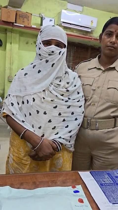 ଜଳେଶ୍ୱର ପୋଲିସକୁ ବଡ଼ ସଫଳତା। ବ୍ରାଉନ ସୁଗାର ଚାଲାଣ ବେଳେ ଜଣେ ମହିଳାଙ୍କୁ ଗିରଫ କରିବା ସହ ୨୭୨ ଗ୍ରାମ ବ୍ରାଉନ ସୁଗାର ଜବତ କରିଛି ପୋଲିସ।ଗିରଫ ମହିଳା ଜଣକ ହେଲେ ରାଜପୁର ଅଞ୍ଚଳର ଜବଦା ବିବି।
ସୂଚନା ଅନୁଯାୟୀ, ଆଜି ସକାଳେ ଜବଦା ବିବି ବ୍ରାଉନ ସୁଗାର ନେଇ ଯାଉଥିବା ନେଇ ଜଳେଶ୍ୱର ପୋଲିସ ଖବର ପାଇଥିଲା। ଖବର ପାଇ ବାଘାବାଳି ନିକଟରେ ଚଢ଼ାଉ କରିଥିଲା ପୋଲିସ।
ଚଢ଼ାଉ ବେଳେ ମହିଳାଙ୍କ ନିକଟରୁ ୨୭୨ ଗ୍ରାମ ବ୍ରାଉନ ସୁଗାର ଜବତ ହୋଇଥିଲା। ଜବତ ବ୍ରାଉନ ସୁଗାରର ଆନୁମାନିକ ମୂଲ୍ୟ ପ୍ରାୟ ୨୭ ଲକ୍ଷ ଟଙ୍କା ବୋଲି ଜଣାପଡ଼ିଛି।ଏନେଇ ୫୯୮/୨୬ ନମ୍ବରରେ ମାମଲା ରୁଜୁ କରି ଜବଦା ବିବିଙ୍କୁ କୋର୍ଟ ଚାଲାଣ କରିଛି ପୋଲିସ। ଏହି ବ୍ରାଉନ ସୁଗାର କାରବାର ପଛରେ ଆଉ କାହାର ସମ୍ପୃକ୍ତି ରହିଛି କି ନାହିଁ, ସେନେଇ ଅଧିକ ତଦନ୍ତ ଜାରି ରହିଛି।
#spbalasore #OdishaPolice #jalasore
Ajit Kumar Sahoo Journalist Rajkishore Behera Dinabandhu Pradhan Rajesh Behera Rajesh Pradhan