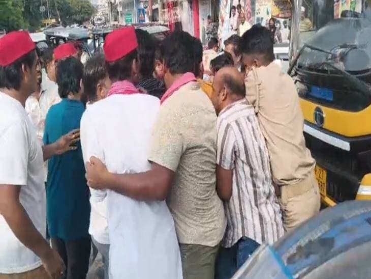 *शाहजहांपुर में मुख्य चुनाव आयुक्त का पुतला फूंकने पर पुलिस-सपाइयों में धक्का-मुक्की:* जिलाध्यक्ष बोले- संविधान बचाने के लिए किया प्रदर्शन, पुलिस ने छीना पुतला