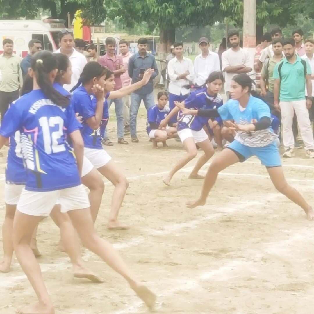 समाहरणालय पूर्णिया,
जनसंपर्क कार्यालय,
प्रेस विज्ञप्ति1617,
दिनांक 08/10/2026,
==================
प्रमंडल स्तरीय विद्यालय खेलकूद प्रतियोगिता के
द्वितीय दिवस पर 769 खिलाड़ियों ने दिखाया दम:---
खेल विभाग, बिहार सरकार, बिहार राज्य खेल प्राधिकरण, पटना एवं जिला प्रशासन, पूर्णिया के संयुक्त तत्वावधान में आयोजित चार दिवसीय (7 अक्टूबर से 10 अक्टूबर 2026) तक प्रमंडल स्तरीय विद्यालय खेलकूद प्रतियोगिता के द्वितीय दिवस में विभिन्न खेल स्पर्धाओं का भव्य आयोजन शहर के अलग-अलग खेल मैदानों पर किया गया।
प्रतियोगिता के दूसरे दिन पूर्णिया प्रमंडल के सभी जिलों से आए कुल 769 प्रतिभागियों ने अपना उत्कृष्ट प्रदर्शन किया।
खेल स्पर्धाओं में एथलेटिक्स में 116, बैडमिंटन में 70, फुटबॉल में 90, खो-खो में 132, कबड्डी में 122, क्रिकेट में 78, शतरंज में 52, कराटे में 52 तथा योग में 57 खिलाड़ियों ने भाग लिया।
प्रमुख खेल परिणाम:---
* कबड्डी (बालक - अंडर 17):
* विजेता: कटिहार | उपविजेता: पूर्णिया
* कबड्डी (बालिका - अंडर 17):
* विजेता: कटिहार | उपविजेता: अररिया
* खो-खो (बालक - अंडर 17):
* विजेता: किशनगंज | उपविजेता: पूर्णिया
* खो-खो (बालिका - अंडर 17):
* विजेता: पूर्णिया | उपविजेता: कटिहार
बैडमिंटन (बालिका वर्ग) के प्रमुख परिणाम:
* अंडर-14: लामिया खान (कटिहार), कनक कृति (कटिहार), सृष्टि स्नेहा (पूर्णिया), दीपिका सागर (कटिहार)
* अंडर-17: छवि (अररिया), श्रेया सुमन (कटिहार), अय्या परवीन (अररिया), रेणुका प्रकाश (पूर्णिया)
* अंडर-19: प्रगति मीनू (पूर्णिया), अनाविया कमर (पूर्णिया), नित्याश्री (कटिहार), मान्या मिश्रा (पूर्णिया)
समाचार लिखे जाने तक फुटबॉल (अंडर-14 बालक) का फाइनल मुकाबला पूर्णिया बनाम अररिया तथा क्रिकेट का फाइनल मुकाबला कटिहार बनाम अररिया के बीच खेला जा रहा था।
पूरे आयोजन के दौरान खेल प्रतियोगिता हेतु प्रतिनियुक्त सभी अधिकारी व कर्मी मुस्तैद रहे।
वरीय उपसमाहर्ता-सह-जिला खेल पदाधिकारी, पूर्णिया श्री रविशंकर झा द्वारा सभी खेल मैदानों का निरंतर निरीक्षण एवं सतत अनुश्रवण किया गया ।
@iprd
#samratchoudhary
#cmsamrat