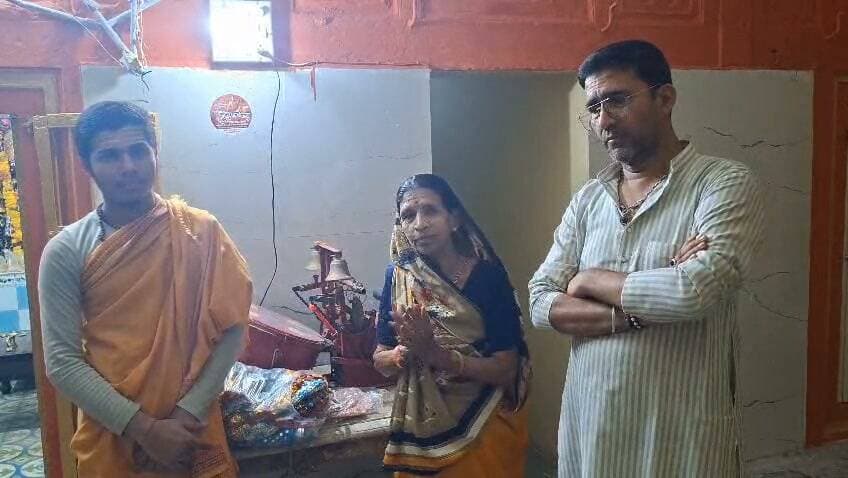 मंदसौर में महिला को स्वप्न में भगवान श्री लक्ष्मीनारायण के दर्शन का दावा
मंदसौर। जनता कॉलोनी निवासी एक महिला ने भगवान श्री लक्ष्मीनारायण जी के स्वप्न में आने की बात कही है। महिला के अनुसार स्वप्न के बाद वह जानकारी जुटाते हुए मंदिर पहुंची और भगवान को प्रसाद अर्पित किया। मंदिर में निवासरत माताजी ने अपनी जुबानी पूरा घटनाक्रम बताया। घटना के बाद मंदिर में श्रद्धालुओं के बीच भी चर्चा बनी हुई है। जय श्री लक्ष्मीनारायण।