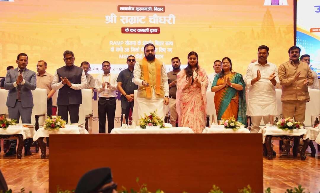 आज दिनांक 08.10.2026 को राज्य में औद्योगिक विकास को गति देने एवं स्थानीय स्तर पर उद्यमिता को प्रोत्साहित करने के उद्देश्य से माननीय मुख्यमंत्री श्री सम्राट चौधरी द्वारा बिहार के सभी जिलों में एमएसएमई केंद्र (MSME Kendra) का पटना से उद्घाटन किया गया। इसी क्रम में जिला उद्योग केंद्र, रोहतास में भी एमएसएमई केंद्र का औपचारिक शुभारंभ किया गया।
कार्यक्रम में रोहतास जिले से वीडियो कॉन्फ्रेंसिंग के माध्यम से जिला पदाधिकारी, रोहतास श्री दीपक कुमार मिश्रा एवं महाप्रबंधक, जिला उद्योग केंद्र, रोहतास श्री आशीष रंजन शामिल हुए।
कार्यक्रम के दौरान वित्तीय वर्ष 2025-26 में योजना के तहत राज्य के कुल 4,800 चयनित लाभार्थियों को ₹2 लाख की दर से प्रथम किस्त प्रदान की जा रही है। इसमें रोहतास जिले के 218 लाभुक शामिल हैं।
इस अवसर पर माननीय मुख्यमंत्री ने कहा कि बिहार एमएसएमई नीति-2026 का उद्देश्य राज्य में औद्योगिक गतिविधियों को बढ़ावा देते हुए एक करोड़ से अधिक प्रत्यक्ष एवं अप्रत्यक्ष रोजगार के अवसर सृजित करना है। कार्यक्रम के दौरान ‘मुख्यमंत्री क्लस्टर विकास योजना-2026’ का भी लोकार्पण किया गया। इसके माध्यम से ‘वन डिस्ट्रिक्ट, वन क्लस्टर’ एवं ‘वन डिस्ट्रिक्ट, वन प्रोडक्ट’ की अवधारणा को बढ़ावा दिया जाएगा।
कार्यक्रम के उपरांत जिला पदाधिकारी श्री दीपक कुमार मिश्रा ने कहा कि बिहार सरकार द्वारा जारी बिहार एमएसएमई नीति-2026 का मुख्य उद्देश्य अगले पांच वर्षों में एक करोड़ एमएसएमई इकाइयों का पंजीकरण तथा एक करोड़ से अधिक नए रोजगार के अवसरों का सृजन करना है। उन्होंने कहा कि रोहतास सहित राज्य के सभी जिलों में एमएसएमई केंद्रों की स्थापना से नए एवं संभावित उद्यमियों को सरकारी योजनाओं, बैंक ऋण, उद्यम पंजीकरण एवं अन्य औद्योगिक सुविधाओं की जानकारी और सहायता स्थानीय स्तर पर आसानी से उपलब्ध हो सकेगी।
उन्होंने कहा कि एमएसएमई केंद्र जिले में स्वरोजगार को बढ़ावा देने, स्थानीय संसाधनों के मूल्य संवर्धन, नए उद्यमों की स्थापना तथा युवाओं के लिए रोजगार के अवसर सृजित करने*की दिशा में महत्वपूर्ण भूमिका निभाएगा। इससे जिले में उद्यमिता के अनुकूल वातावरण को और मजबूत करने तथा अधिक से अधिक लोगों को औद्योगिक गतिविधियों से जोड़ने में सहायता मिलेगी।
जिला उद्योग केंद्र, रोहतास में स्थापित एमएसएमई केंद्र के माध्यम से वर्तमान एवं संभावित उद्यमियों को सरकारी योजनाओं, बैंक ऋण, उद्यम पंजीकरण तथा अन्य औद्योगिक सुविधाओं से संबंधित आवश्यक जानकारी एवं मार्गदर्शन एक ही स्थान पर उपलब्ध कराया जा सकेगा। यह पहल जिले में औद्योगिक विकास एवं स्थानीय उद्यमिता को नई गति देने की दिशा में महत्वपूर्ण कदम साबित होगी।
#IPRD
#BiharIndustriesDept
#MSME
#BiharGovernment
#PublicService
#CMSamrat
#samratchoudhary
Information & Public Relations Department, Government of Bihar
Industries Department, Bihar