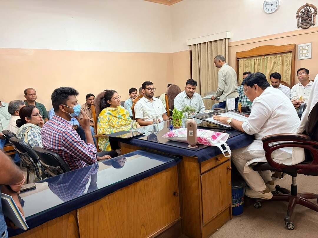 दीपावली से पहले 10 दिवसीय विशेष सफाई योजना
महापौर अनिल कल्ला ने अधिकारियों को दिए निर्देश
निगम आयुक्त समेत उच्च अधिकारियों के साथ की बैठक
शहर में सीवरेज के बाद खुदी सड़कों को दुरुस्त करने के निर्देश
नए सफाई टेंडर की शर्तों के अनुसार काम करवाने को कहा
पार्षदों से मिले फीडबैक के आधार पर वार्डों की समस्याएं होंगी दूर
नगर निगम की खराब वित्तीय स्थिति सुधारने पर भी दिया जोर।।
#bikaner #deepawali #mahapour #nagarnigam #rajasthan #bikaner_update