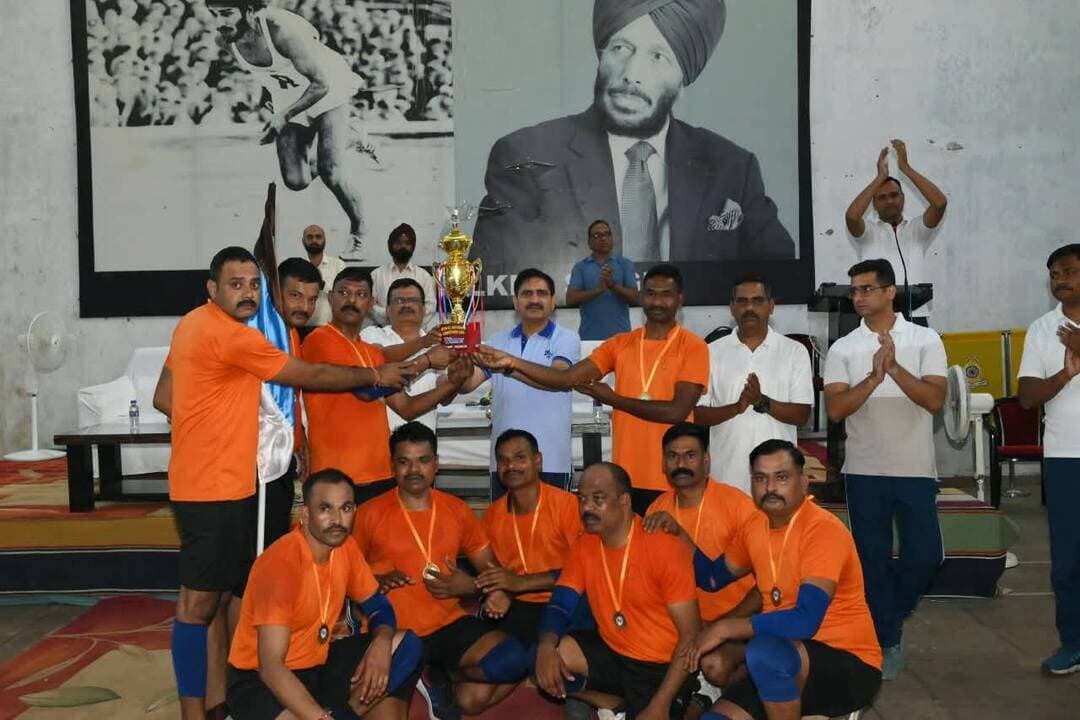 सीआरपीएफ नीमच में कबड्डी प्रतियोगिता का समापन
148 बटालियन बनी विजेता, 41 बटालियन रही उपविजेता
ग्रुप केंद्र सीआरपीएफ नीमच में मध्य प्रदेश सेक्टर, सीआरपीएफ भोपाल के अधीनस्थ प्रशासनिक एवं परिचालनिक बटालियनों व कार्यालयों के बीच आयोजित कबड्डी प्रतियोगिता का 8 अक्टूबर को समापन हुआ। प्रतियोगिता का आयोजन 5 अक्टूबर से किया गया था।
प्रतियोगिता में ग्रुप केंद्र नीमच, भोपाल एवं ग्वालियर सहित विभिन्न बटालियनों के जवानों ने उत्साहपूर्वक भाग लिया। प्रतियोगिता का उद्देश्य कार्मिकों में शारीरिक स्फूर्ति, मानसिक दृढ़ता, सहनशक्ति एवं खेल भावना को बढ़ावा देना रहा।
अंतिम मुकाबला 41 बटालियन और 148 बटालियन के बीच हुआ, जिसमें 148 बटालियन की टीम विजेता तथा 41 बटालियन की टीम उपविजेता रही। उत्कृष्ट प्रदर्शन के लिए 148 बटालियन के सिपाही/आर्मोर रिचपाल सिंह राठौड़ को बेस्ट रेडर तथा 41 बटालियन के सिपाही/जीडी दिनेश सिंह को बेस्ट डिफेंडर घोषित किया गया।
समापन समारोह में उप महानिरीक्षक, आरटीसी नीमच श्री प्रमोद कुमार सिंह ने विजेता एवं उपविजेता टीमों को पदक और ट्रॉफी प्रदान कर सम्मानित किया। उन्होंने खिलाड़ियों को शुभकामनाएं देते हुए निरंतर अभ्यास और बेहतर प्रदर्शन के लिए प्रोत्साहित किया।
इस अवसर पर उप महानिरीक्षक, ग्रुप केंद्र नीमच श्री सुरेन्द्र कुमार, कमांडेंट श्री छोटटन ठाकुर सहित अधिकारी, अधीनस्थ अधिकारी एवं जवान उपस्थित रहे।
CM Madhya Pradesh
Jansampark Madhya Pradesh
#neemuch #नीमच