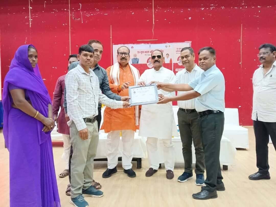 66 ग्राम पंचायतों को मिला टीबी मुक्त ग्राम पंचायत का प्रमाण-पत्र
नई दिल्ली के भारत मंडपम से केंद्रीय स्वास्थ्य मंत्री श्री जे.पी. नड्डा ने जोश (JOSH) टीबी मुक्त भारत टीम का वर्चुअल शुभारंभ किया। इसका उद्देश्य टीबी उन्मूलन में युवाओं, एनसीसी, एनएसएस और माय भारत के स्वयंसेवकों की भागीदारी बढ़ाना है। नीमच में कार्यक्रम का सीधा प्रसारण अटल बिहारी वाजपेयी सभागृह, टाउन हॉल में किया गया।
इस अवसर पर वर्ष 2025 में टीबी मुक्त हुई 66 ग्राम पंचायतों को प्रमाण-पत्र प्रदान किए गए। इनमें 3 पंचायतों को लगातार तीन वर्ष टीबी मुक्त रहने पर स्वर्ण, 12 पंचायतों को लगातार दो वर्ष टीबी मुक्त रहने पर सिल्वर और 51 पंचायतों को ब्रॉन्ज श्रेणी का प्रमाण-पत्र दिया गया।
100 दिवसीय निक्षय शिविर अभियान में उत्कृष्ट कार्य करने वाले स्वास्थ्यकर्मियों को प्रशस्ति-पत्र और शील्ड देकर सम्मानित किया गया। कार्यक्रम में विधायक श्री दिलीप सिंह परिहार सहित जनप्रतिनिधि, स्वास्थ्य अधिकारी, निक्षय टीबी टीम तथा एनसीसी-एनएसएस स्वयंसेवक उपस्थित रहे।
विधायक श्री परिहार ने जिलेवासियों से दो सप्ताह से अधिक खांसी होने पर नजदीकी स्वास्थ्य केंद्र में जांच कराने की अपील की। जिला क्षय अधिकारी डॉ. जुनेद खान ने जिले में टीबी उन्मूलन की उपलब्धियों और आगामी कार्ययोजना की जानकारी दी।
CM Madhya Pradesh
Jansampark Madhya Pradesh
Directorate of Health Services, Madhya Pradesh
#neemuch #नीमच