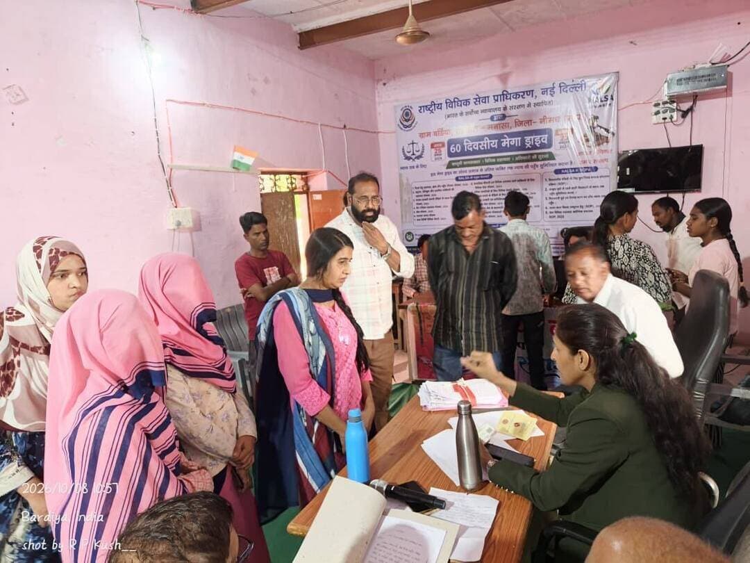 lबर्डिया में आधार शिविर में 45 ग्रामीणों को मिली सुविधा
किसान सम्मान निधि के लिए की गई ई-केवाईसी
राष्ट्रीय विधिक सेवा प्राधिकरण एवं मध्यप्रदेश राज्य विधिक सेवा प्राधिकरण के निर्देशानुसार जिला विधिक सेवा प्राधिकरण, #नीमच द्वारा संचालित 60 दिवसीय मेगा ड्राइव के तहत ग्राम पंचायत भवन बर्डिया में आधार कार्ड विशेष शिविर आयोजित किया गया।
प्रधान जिला एवं सत्र न्यायाधीश एवं अध्यक्ष, जिला विधिक सेवा प्राधिकरण, नीमच श्री वीरेंद्र सिंह राजपूत के मार्गदर्शन में आयोजित शिविर में 45 ग्रामीणों एवं बच्चों के नए आधार कार्ड बनाए गए तथा आवश्यक अपडेशन किया गया। साथ ही प्रधानमंत्री किसान सम्मान निधि योजना के हितग्राहियों की ई-केवाईसी भी मौके पर कराई गई।
शिविर में सचिव, जिला विधिक सेवा प्राधिकरण श्रीमती शोभना मीणा, सीईओ जनपद पंचायत मनासा श्रीमती आयुषी गोयल, पैरालीगल वॉलंटियर श्री राकेश सिंह परिहार एवं श्री भारतराम पाटीदार सहित ग्राम पंचायत के पदाधिकारी, संबंधित विभागों के अधिकारी-कर्मचारी एवं ग्रामीणजन उपस्थित रहे।
जिला विधिक सेवा प्राधिकरण द्वारा ग्रामीणों से मेगा ड्राइव के तहत आयोजित शिविरों में अधिक से अधिक संख्या में उपस्थित होकर शासकीय योजनाओं, दस्तावेजों एवं विधिक सेवाओं का लाभ लेने की अपील की गई।
CM Madhya Pradesh
Jansampark Madhya Pradesh
#neemuch