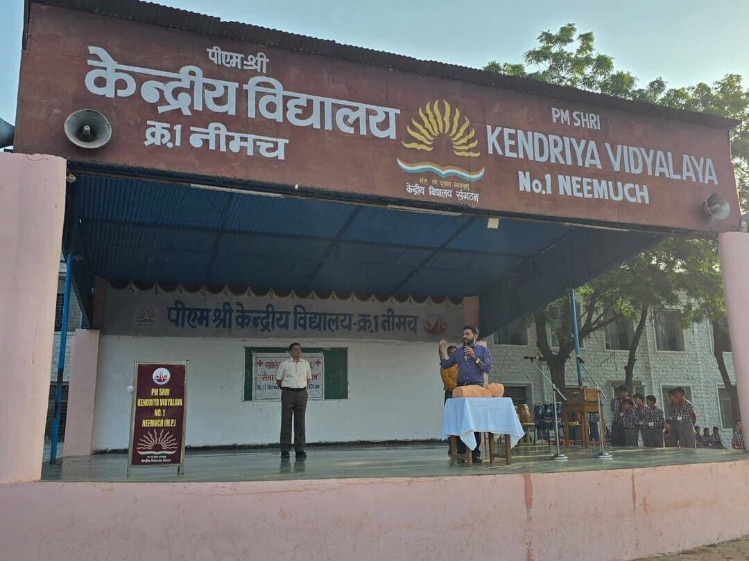 #सेवा_संकल्प_अभियान के अंतर्गत पीएम श्री केंद्रीय विद्यालय में विद्यार्थियों को दिया गया सीपीआर का प्रशिक्षण
सेवा संकल्प अभियान के अंतर्गत भारतीय रेडक्रॉस सोसायटी, #नीमच द्वारा पीएम श्री केंद्रीय विद्यालय, नीमच की प्रार्थना सभा में विद्यार्थियों के लिए विशेष प्रशिक्षण सत्र आयोजित किया गया। इस दौरान विद्यार्थियों को आपातकालीन परिस्थितियों में जीवन बचाने में सहायक सीपीआर का व्यावहारिक प्रशिक्षण एवं डेमो दिया गया।
प्रशिक्षण के माध्यम से विद्यार्थियों को अचानक हृदय गति रुकने जैसी आपात स्थिति में तत्काल सहायता उपलब्ध कराने तथा प्राथमिक चिकित्सा के महत्व की जानकारी दी गई। प्रशिक्षण सत्र में लगभग 1500 विद्यार्थी एवं 32 शिक्षक शामिल हुए।
इस अवसर पर सेवा संकल्प अभियान के अंतर्गत विद्यार्थियों ने मानव सेवा, सहयोग एवं जरूरतमंदों की सहायता के लिए सदैव तत्पर रहने की सामूहिक प्रतिज्ञा भी ली। प्रशिक्षण का उद्देश्य विद्यार्थियों में सेवा भावना के साथ-साथ आपातकालीन परिस्थितियों में त्वरित एवं प्रभावी सहायता प्रदान करने की क्षमता विकसित करना रहा।
CM Madhya Pradesh
Jansampark Madhya Pradesh
Directorate of Health Services, Madhya Pradesh
#neemuch