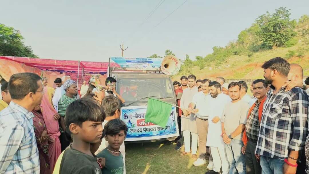 केन-बेतवा लिंक परियोजना की जागरूकता जल यात्रा निकाली गई
हरी झंडी दिखाकर रथ किया रवाना, ग्रामीणों से संवाद कर परियोजना के लाभों की दी जानकारी
---
#केन_बेतवा_लिंक_परियोजना के प्रति जनजागरूकता बढ़ाने के उद्देश्य से जनपद पंचायत राजनगर अंतर्गत ग्राम पंचायत सीलोन एवं ग्राम पंचायत काबर में जल यात्रा निकाली गई। ग्राम पंचायत सीलोन में विधिवत कलश पूजन के साथ कार्यक्रम का शुभारंभ किया गया। इसके बाद अतिथियों द्वारा हरी झंडी दिखाकर जल यात्रा के रथ को रवाना किया गया।
जल यात्रा के दौरान ग्रामीणों को केन-बेतवा लिंक परियोजना से होने वाले लाभों की जानकारी दी गई। परियोजना से क्षेत्र में सिंचाई, पेयजल उपलब्धता और विकास को मिलने वाले लाभों के बारे में ग्रामीणों को विस्तार से बताया गया। इस अवसर पर ग्रामीणों के साथ संवाद भी किया गया तथा उनकी जिज्ञासाओं एवं विचारों को सुना गया।
जल यात्रा ग्राम पंचायत सीलोन से प्रारंभ होकर ग्राम पंचायत काबर पहुंची, जहां ग्रामीणों ने उत्साहपूर्वक सहभागिता की। कार्यक्रम के माध्यम से ग्रामीणों को केन-बेतवा लिंक परियोजना के महत्व एवं क्षेत्र के लिए इसके संभावित लाभों से अवगत कराया गया। कार्यक्रम में स्थानीय जनप्रतिनिधि, प्रशासनिक अधिकारी एवं ग्रामीणजन उपस्थित रहे।
Jansampark Madhya Pradesh #chhatarpur