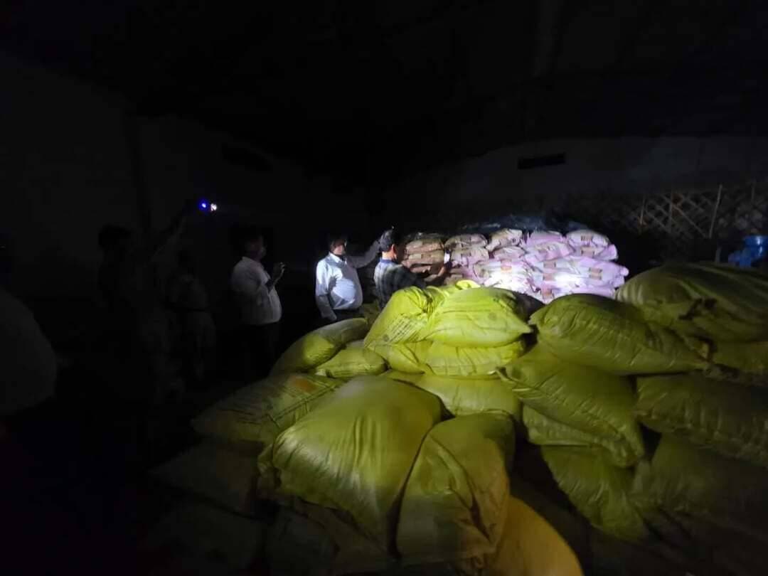 कलेक्टर के निर्देश पर ग्राम पुर में अवैध उर्वरक भंडारण पर कार्रवाई
लगभग 285 बोरी उर्वरक एवं 200 खाली बोरियां जब्त, बबलू पटेल के विरुद्ध एफआईआर दर्ज
----------
कलेक्टर श्री मृणाल मीना के निर्देश पर जिले में अवैध रूप से उर्वरक के भंडारण एवं विक्रय के विरुद्ध कार्रवाई की गई। इसी क्रम में महाराजपुर थाना क्षेत्र के ग्राम पुर में कृषि एवं पुलिस विभाग की संयुक्त टीम द्वारा अवैध उर्वरक भंडारण के मामले में कार्रवाई की गई।
प्राप्त सूचना के आधार पर कृषि विभाग एवं पुलिस की संयुक्त टीम ने ग्राम पुर में निरीक्षण किया। कार्रवाई के दौरान मौके पर लगभग 285 बोरी उर्वरक तथा 200 खाली बोरियां पाई गईं। दस्तावेजों एवं स्टॉक संबंधी अभिलेखों के संबंध में मौके पर संचालक द्वारा संतोषजनक जानकारी प्रस्तुत नहीं की जा सकी। जांच के दौरान उर्वरक के अवैध भंडारण से संबंधित अनियमितताएं पाए जाने पर स्टॉक को जब्ती की कार्रवाई की गई।
मौके से मृदकल्प (पीडीएम) एनएफएल, आईपीएल यूरिया तथा एनपीके उर्वरक सहित अन्य सामग्री पाई गई। प्रकरण में उर्वरक नियंत्रण आदेश, 1985 की धारा तथा आवश्यक वस्तु अधिनियम, 1955 के प्रावधानों के उल्लंघन का मामला सामने आया है।
कृषि विभाग की ओर से प्रस्तुत रिपोर्ट के आधार पर ग्राम पुर निवासी बबलू पटेल के विरुद्ध थाना महाराजपुर में एफआईआर दर्ज कराई गई है। प्रकरण में आवश्यक वस्तु अधिनियम की धारा 3/7 तथा उर्वरक नियंत्रण आदेश, 1985 की संबंधित धाराओं के तहत कार्रवाई की गई है।
जिला प्रशासन द्वारा किसानों को निर्धारित दर एवं वैध स्रोत से ही उर्वरक प्राप्त करने तथा अवैध भंडारण अथवा कालाबाजारी की सूचना तत्काल संबंधित अधिकारियों को देने की अपील की गई है।
Jansampark Madhya Pradesh Agriculture Department, MP #chhatarpur