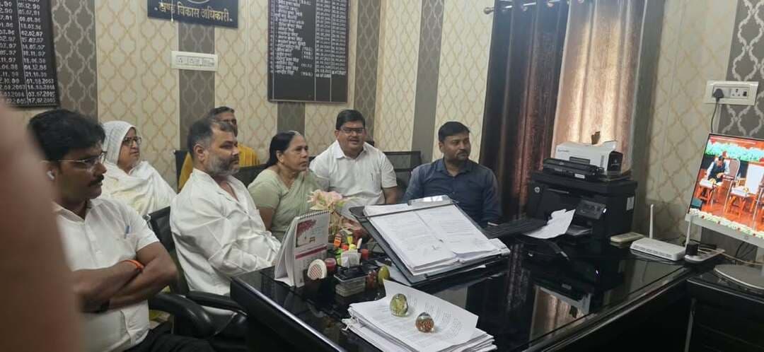 टीबी के खिलाफ मैदान में उतरी JOSH टीम, युवाओं ने संभाली जागरूकता की कमान
रायबरेली, 8 अक्टूबर 2026।
टीबी उन्मूलन के प्रयासों में समुदाय और युवाओं की भागीदारी बढ़ाने के उद्देश्य से ‘टीबी मुक्त भारत अभियान–JOSH (Joint Squad for Health) टीम’ का शुभारंभ बृहस्पतिवार को किया गया। नई दिल्ली में आयोजित केंद्रीय कार्यक्रम से वर्चुअली जिलाधिकारी सरनीत कौर ब्रोका, प्रभारी मुख्य चिकित्सा अधिकारी डॉ. मनोज शुक्ला, जिला क्षय रोग अधिकारी डॉ. अनुपम सिंह सहित अन्य जिला स्तरीय अधिकारी एवं राष्ट्रीय क्षय उन्मूलन कार्यक्रम (NTEP) के कर्मचारी इस कार्यक्रम में शामिल हुए। एएनएम ट्रेनिंग सेन्टर सीएमओ आफिस में आयोजित कार्यक्रम में एनसीसी कैडेट्स और माई भारत वालेंटियर्स की JOSH टीम को हरी झंडी दिखाकर रवाना किया।
जिलाधिकारी ने कहा कि टीबी मुक्त भारत अभियान को जनआंदोलन बनाने में समाज के हर वर्ग की भागीदारी जरूरी है। JOSH टीम के युवा अपने-अपने क्षेत्रों में लोगों को टीबी के लक्षणों, जांच और उपचार के प्रति जागरूक करने के साथ ही जरूरतमंद लोगों को स्वास्थ्य सेवाओं तक पहुंचने के लिए प्रेरित करेंगे। उन्होंने कहा कि समय पर टीबी की पहचान और पूरा उपचार सुनिश्चित करना अभियान की प्राथमिकता है। उन्होंने नागरिकों से अपील की कि लंबे समय तक खांसी, बुखार, वजन कम होना या रात में पसीना आने जैसे लक्षण होने पर जांच में देरी न करें और टीबी उन्मूलन के प्रयासों में सहयोग करें।
जिला क्षय रोग अधिकारी ने बताया कि JOSH टीमों को ब्लॉक और वार्ड स्तर पर सक्रिय किया जाएगा। प्रत्येक टीम में पांच एनसीसी कैडेट और पांच माई भारत स्वयंसेवक शामिल होंगे। टीम के सदस्य अपने क्षेत्र में घर-घर और समुदाय के बीच संपर्क कर टीबी से जुड़ी सही जानकारी लोगों तक पहुंचाएंगे। वे लोगों को लक्षणों की पहचान, समय पर जांच कराने और उपचार पूरा करने के लिए प्रेरित करेंगे। इसके साथ ही टीबी को लेकर समाज में फैली भ्रांतियों को दूर करने और मरीजों के प्रति सहयोगात्मक माहौल बनाने में भी युवा महत्वपूर्ण भूमिका निभाएंगे। उन्होंने कहा कि युवाओं की सक्रिय भागीदारी से टीबी उन्मूलन के प्रयासों को जमीनी स्तर पर और मजबूती मिलेगी।
कार्यक्रम में अपर मुख्य चिकित्सा अधिकारी डॉ. अरविंद कुमार, उप मुख्य चिकित्सा अधिकारी डॉ. राकेश यादव, जिला प्रोग्राम समन्वयक अभय मिश्रा, जिला पब्लिक प्राइवेट मिक्स समन्वयक मनीष श्रीवास्तव, पीएमडीटी समन्वयक अतुल कुमार, वरिष्ठ उपचार पर्यवेक्षक के.के. श्रीवास्तव, एनसीसी 66 यूपी बटालियन से प्रिया बाजपेई, अभिषेक सिंह, दल बहादुर थापा, एलएफपीपीटी से जिला समन्वयक सलमान खान, गिरि एवं एनटीईपी स्टाफ उपस्थित रहा।