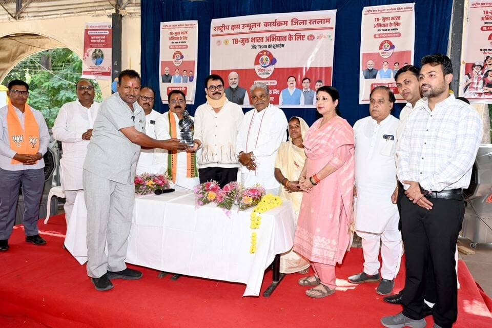 टीबी मुक्त भारत अभियान अंतर्गत जोश टीम का जिला स्तरीय शुभारंभ कार्यक्रम संपन्न
टीबी मुक्त भारत अभियान अंतर्गत जोश टीम का शुभारंभ कार्यक्रम गुलाब चक्कर में आयोजित किया गया। राष्ट्रीय स्तर पर जोश टीम पहल कार्यक्रम के शुभारंभ का सीधा प्रसारण जनप्रतिनिधियों द्वारा देखा और सुना गया। कार्यक्रम में स्वागत उद्बोधन सीएमएचओ डॉ. किरण वाडिवा ने दिया।
कार्यक्रम को संबोधित करते हुए महापौर श्री प्रहलाद पटेल ने कहा कि प्रधानमंत्री श्री नरेंद्र मोदी के नेतृत्व में टीबी मुक्त भारत अभियान अंतर्गत मैदानी कार्यकर्ताओं द्वारा टीबी के रोगियों की समय पर पहचान कर पूरा और निशुल्क उपचार प्रदान किया जा रहा है, जिससे टीबी के मरीजों की संख्या में कमी आई है।
#jansampark #ratlam
#MadhyaPradesh