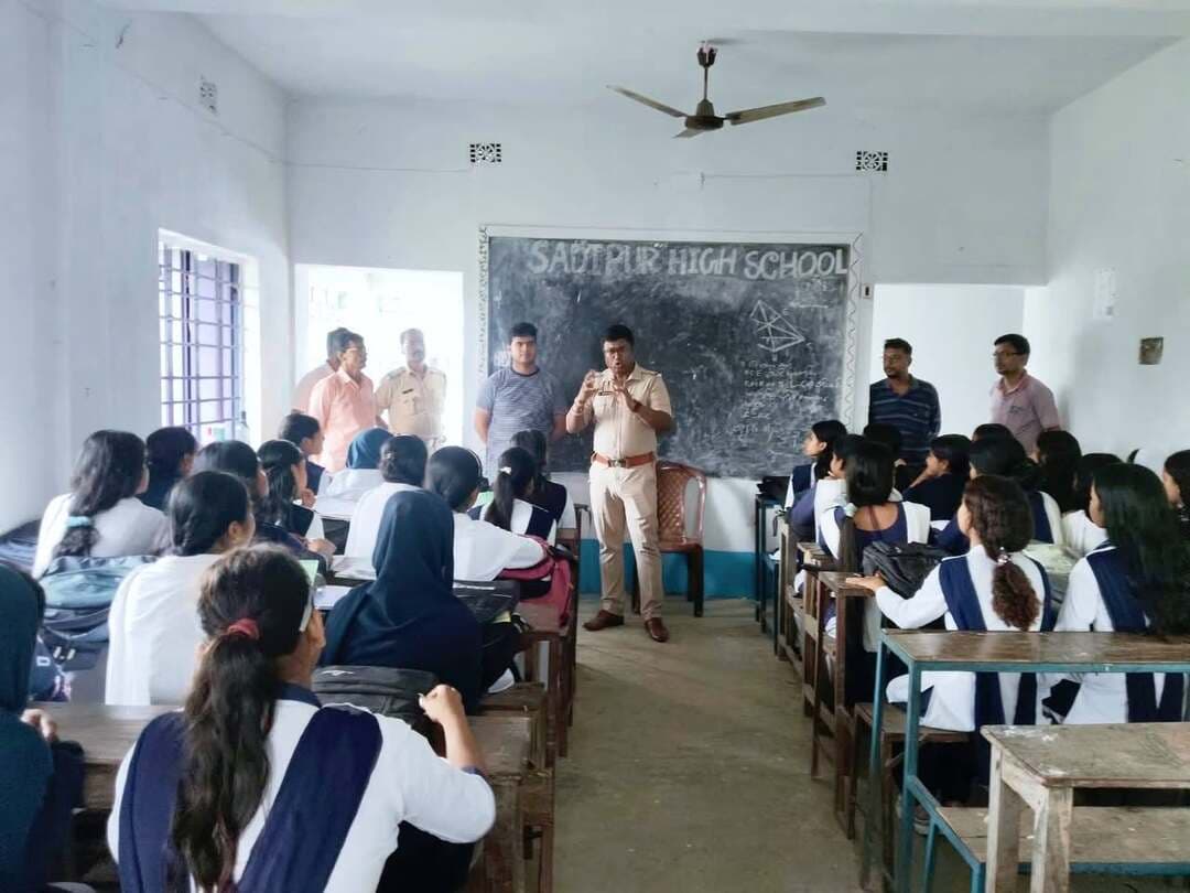 সাদিপুর হাই স্কুলে বাল্যবিবাহ ও সাইবার ক্রাইম নিয়ে সচেতনতা আলোচনা, উপস্থিত থানাপাড়া থানার ভারপ্রাপ্ত আধিকারিক | Sadipur High School |