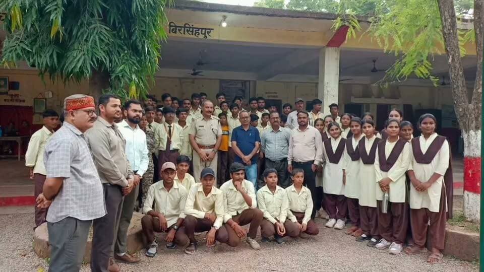 सभापुर पुलिस ने साइबर अपराध और नशें से दूरी है जरुरी जागरुकता कार्यक्रम किया आयोजन।
शासकीय बालक उच्चतर माध्यमिक विद्यालय बिरसिंहपुर में सायबर अपराध, नशे से दूरी है जरूरी सहित कई सुरक्षा संबंधित जनजागरूकता पर थाना प्रभारी सभापुर शंखधर द्विवेदी ने छात्रों और शिक्षकों के साथ की संगोष्ठी।