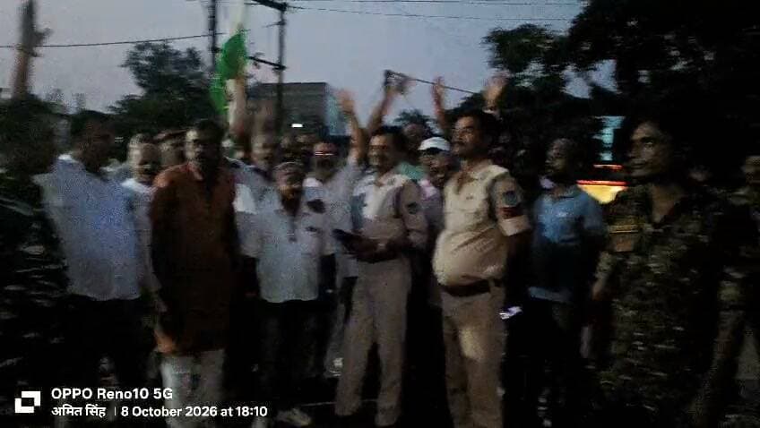 कोठी में राहुल गांधी की गिरफ्तारी के खिलाफ कांग्रेस का जोरदार प्रदर्शन, काली पट्टी बांधकर निकाला पैदल मार्च
कोठी (मध्य प्रदेश), 8 अक्टूबर: अखिल भारतीय कांग्रेस कमेटी के राष्ट्रव्यापी आह्वान पर आज 8 अक्टूबर को 'काला दिवस' के रूप में मनाते हुए कोठी ब्लॉक और नगर कांग्रेस कमेटी द्वारा एक विशाल विरोध प्रदर्शन आयोजित किया गया. यह प्रदर्शन नई दिल्ली में विपक्ष के नेता राहुल गांधी, श्रीमती प्रियंका गांधी और इंडिया ब्लॉक के सांसदों की पुलिस द्वारा की गई गिरफ्तारी, धक्का-मुक्की और दमनकारी कार्रवाई के विरोध में किया गया.
नगर कांग्रेस कमेटी के अध्यक्ष अमर गुप्ता के नेतृत्व में जुटे कांग्रेस कार्यकर्ताओं ने अपनी बांहों पर काली पट्टियां बांधकर इस दिन को भारतीय लोकतंत्र के लिए "काला दिवस" बताते हुए कड़ा विरोध दर्ज कराया.
यह पैदल मार्च कोठी बस स्टैंड से शुरू होकर पुलिस थाना कोठी तक निकाला गया. प्रदर्शन का आयोजन जिला कांग्रेस कमेटी के महामंत्री यादवेन्द्र सिंह पंजू और ब्लॉक कांग्रेस कमेटी कोठी के पूर्व अध्यक्ष नलिनेन्द्र मिश्रा (डब्बू) के मार्गदर्शन में संपन्न हुआ.
संवैधानिक संस्थाओं की गरिमा और लोकतंत्र की रक्षा की मांग
पुलिस थाने के समक्ष जोरदार प्रदर्शन करते हुए कांग्रेस कार्यकर्ताओं ने मांग उठाई कि देश में लोकतांत्रिक एवं संवैधानिक संस्थाओं की गरिमा और उनकी स्वतंत्रता की रक्षा की जानी चाहिए. प्रदर्शनकारियों को संबोधित करते हुए नेताओं ने कहा कि वर्तमान सरकार लोकतंत्र में विपक्ष की आवाज को दबाने के लिए लगातार गिरफ्तारी, दमन और बल प्रयोग का सहारा ले रही है, जो किसी भी स्थिति में स्वीकार्य नहीं है. नेताओं ने आगे कहा कि लोकतंत्र में असहमति जताना कोई देशद्रोह नहीं है, बल्कि यह लोकतंत्र की सबसे बड़ी ताकत होती है. राहुल गांधी और विपक्ष के अन्य नेताओं के साथ की गई यह तानाशाही कार्रवाई देश के लोकतांत्रिक मूल्यों पर एक बड़ा प्रहार है.
*प्रदर्शन में मुख्य रूप से शामिल रहे पदाधिकारी व कार्यकर्ता*
इस 'काला दिवस' विरोध प्रदर्शन में मुख्य रूप से: अमर गुप्ता (नगर अध्यक्ष, कांग्रेस कोठी), यादवेन्द्र सिंह पंजू (जिला महामंत्री ),नलिनेन्द्र मिश्रा डब्बू (पूर्व ब्लॉक अध्यक्ष), मंडलम अध्यक्ष-
उमाशंकर पांडेय , उमेश सिंह, आशीष सिंह, बृजेश कुशवाहा, के.पी. सिंह, राजेंद्र त्रिपाठी (तन्नी महाराज), अवध राज सिंह, राजेश कुशवाहा (भोले), धीरज सिंह,पंकज सिंह, प्रदीप कुमार, अनुज सिंह, बबलू कुशवाहा, पुष्पेंद्र कुशवाहा, गुड्डा तिवारी, सुशील तिवारी, सुरेश कुशवाहा, सुरेश सिंह, नीरज सिंह, बाल्मीक वर्मा, प्रेम लाल प्रजापति, भैया सिंह, रिंकू सिंह, धुन्नु मिश्रा, रिंकू मिश्रा, राज बहादुर सिंह, अरविंद सिंह और मीडिया प्रभारी अमृत लाल कुशवाहा सहित क्षेत्र के अनगिनत कांग्रेस कार्यकर्ता व स्थानीय नागरिक उपस्थित रहे.