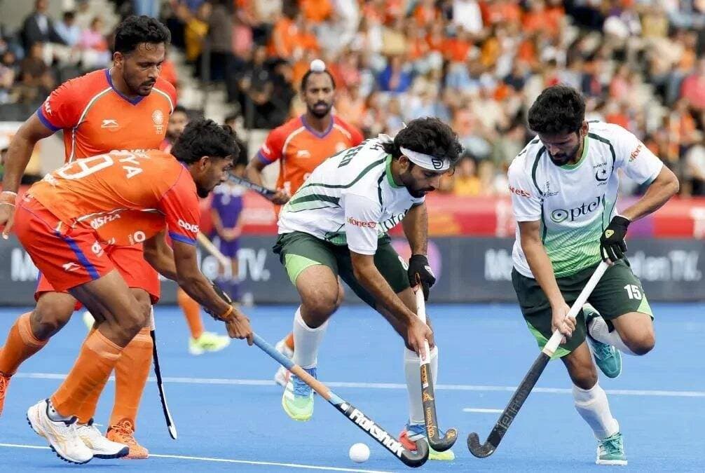 Hockey Men’s Asian Champions Trophy 2026: भारत में होने वाली एशियाई चैंपियंस ट्रॉफी 2026 में पाकिस्तान हॉकी टीम नजर नहीं आएगी। पाकिस्तान हॉकी महासंघ ने भारत में टूर्नामेंट खेलने से इनकार करते हुए इसे किसी तटस्थ स्थान पर कराने की मांग की थी। एशियाई हॉकी महासंघ (AHF) ने इस मांग को स्वीकार नहीं किया, जिसके बाद पाकिस्तान को टूर्नामेंट से बाहर कर दिया गया है। उसकी जगह बांग्लादेश को छठी टीम के तौर पर शामिल किया गया है।
एशियाई चैंपियंस ट्रॉफी का आयोजन 27 अक्टूबर से 5 नवंबर तक पंजाब के जालंधर और मोहाली में होगा। हॉकी इंडिया की ओर से जारी जानकारी के मुताबिक अब टूर्नामेंट में मेजबान भारत के साथ जापान, चीन, मलेशिया, दक्षिण कोरिया और बांग्लादेश की टीमें हिस्सा लेंगी।
भारत में खेलने से पाकिस्तान ने किया था इनकार
टूर्नामेंट के आयोजन की घोषणा के बाद पाकिस्तान हॉकी महासंघ ने भारत में खेलने पर आपत्ति जताई थी। उसने मुकाबले किसी तटस्थ देश में कराने की मांग की थी। हालांकि, एएचएफ ने इस मांग को मंजूर नहीं किया और पाकिस्तान के टूर्नामेंट से हटने के बाद उसकी जगह रिजर्व टीमों में शामिल बांग्लादेश को मौका दिया गया।
बांग्लादेश के साथ ओमान को भी रिजर्व टीम के तौर पर रखा गया था, लेकिन मुख्य टूर्नामेंट में जगह बांग्लादेश को मिली है।
पाकिस्तान ने इससे पहले 2023 में भारत में हुई एशियाई चैंपियंस ट्रॉफी में हिस्सा लिया था। उस टूर्नामेंट में छह टीमों के बीच पाकिस्तान पांचवें स्थान पर रहा था।
करीब दो दशक बाद पंजाब में लौटेगी इंटरनेशनल हॉकी
इस बार एशियाई चैंपियंस ट्रॉफी के जरिए पंजाब में करीब दो दशक बाद बड़े स्तर की अंतरराष्ट्रीय हॉकी की वापसी होगी। जालंधर और मोहाली में होने वाले मुकाबलों को लेकर भारतीय टीम की तैयारियां भी शुरू हो चुकी हैं।
भारतीय हॉकी टीम हाल ही में एशियन गेम्स 2026 में गोल्ड मेडल जीतकर पेरिस ओलंपिक 2028 के लिए अपनी जगह पक्की कर चुकी है। अब टीम की नजर एशियाई चैंपियंस ट्रॉफी में अपने प्रदर्शन को मजबूत करने पर है।
भारत चार बार जीत चुका है खिताब
भारत एशियाई चैंपियंस ट्रॉफी के इतिहास में चार बार खिताब जीत चुका है। टीम के लिए इस बार घरेलू मैदान पर खिताब की दावेदारी मजबूत करने का मौका होगा।
भारतीय टीम के मुख्य कोच क्रेग फुल्टन ने हॉकी इंडिया की ओर से जारी बयान में एशियन गेम्स के प्रदर्शन को खास उपलब्धि बताया। हालांकि, उनका फोकस अब अगले टूर्नामेंट पर है। फुल्टन के मुताबिक एशियन गेम्स में मिली सफलता अब पीछे छूट चुकी है और टीम एशियाई चैंपियंस ट्रॉफी में उसी लय को बनाए रखने की कोशिश करेगी।
भारत के अलावा जापान, चीन, मलेशिया, दक्षिण कोरिया और अब बांग्लादेश इस खिताब के लिए मैदान में उतरेंगे। पाकिस्तान की गैरमौजूदगी के बाद टूर्नामेंट का मुकाबला छह टीमों के बीच ही होगा।
@followers
<nis:link nis:type=tag nis:id=छत्तीसगढ़ nis:value=छत्तीसगढ़ nis:enabled=true nis:link/> <nis:link nis:type=tag nis:id=chhattisgarh nis:value=chhattisgarh nis:enabled=true nis:link/> <nis:link nis:type=tag nis:id=chhattisgarhnews nis:value=ChhattisgarhNews nis:enabled=true nis:link/> <nis:link nis:type=tag nis:id=chhattisgarhnewstoday nis:value=chhattisgarhnewstoday nis:enabled=true nis:link/> <nis:link nis:type=tag nis:id=chhattisgarhnewsstatelivenews nis:value=chhattisgarhnewsstatelivenews nis:enabled=true nis:link/> <nis:link nis:type=tag nis:id=chhattisgarhnewsflash nis:value=ChhattisgarhNewsFlash nis:enabled=true nis:link/> <nis:link nis:type=tag nis:id=chhattisgarhnewsonline nis:value=chhattisgarhnewsonline nis:enabled=true nis:link/> <nis:link nis:type=tag nis:id=chhattisgarhnewsfeed nis:value=ChhattisgarhNewsFeed nis:enabled=true nis:link/>
<nis:link nis:type=tag nis:id=लोरमी_को_सौगात nis:value=लोरमी_को_सौगात nis:enabled=true nis:link/> <nis:link nis:type=tag nis:id=लोरमी_के_गौरव nis:value=लोरमी_के_गौरव nis:enabled=true nis:link/> <nis:link nis:type=tag nis:id=लोरमीमुंगेलीन्यूज़ nis:value=लोरमीमुंगेलीन्यूज़ nis:enabled=true nis:link/> <nis:link nis:type=tag nis:id=lormimungelinews nis:value=lormimungelinews nis:enabled=true nis:link/> <nis:link nis:type=tag nis:id=छत्तीसगढ़_के_माटी nis:value=छत्तीसगढ़_के_माटी nis:enabled=true nis:link/> <nis:link nis:type=tag nis:id=छत्तीसगढ़_महतारी nis:value=छत्तीसगढ़_महतारी nis:enabled=true nis:link/>
<nis:link nis:type=tag nis:id=localnews nis:value=LocalNews nis:enabled=true nis:link/>
<nis:link nis:type=tag nis:id=breakingnews nis:value=BreakingNews nis:enabled=true nis:link/>
<nis:link nis:type=tag nis:id=bigbreakingnews nis:value=BigBreakingNews nis:enabled=true nis:link/>
<nis:link nis:type=tag nis:id=todaynews nis:value=todaynews nis:enabled=true nis:link/>
<nis:link nis:type=tag nis:id=indianews nis:value=IndiaNews nis:enabled=true nis:link/>
<nis:link nis:type=tag nis:id=nationalnews nis:value=NationalNews nis:enabled=true nis:link/>
<nis:link nis:type=tag nis:id=viralnewsupdate nis:value=ViralNewsUpdate nis:enabled=true nis:link/>
<nis:link nis:type=tag nis:id=bigbreaking nis:value=BigBreaking nis:enabled=true nis:link/>
<nis:link nis:type=tag nis:id=latestupdates nis:value=LatestUpdates nis:enabled=true nis:link/>
<nis:link nis:type=tag nis:id=latestnews nis:value=LatestNews nis:enabled=true nis:link/>
न्यूज़ के लिए कृपया फॉलो करें धन्यवाद👇👇👇
https://www.facebook.com/LORMIMUNGELINEWS?sk=followers