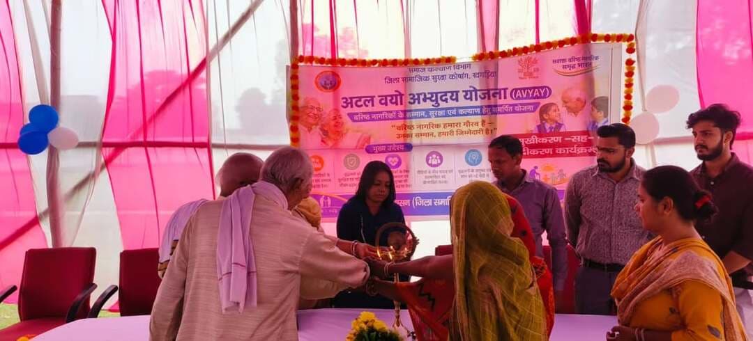 समाहरणालय, खगड़िया
प्रेस विज्ञप्ति
08-10-2026
*अटल वयो अभ्युदय योजना के अंतर्गत अंतर-पीढ़ीगत संवाद एवं संवेदनशीलता कार्यक्रम का आयोजन*
अटल वयो अभ्युदय योजना के अंतर्गत अंतर-पीढ़ीगत संबंध सुदृढ़ीकरण (Inter-Generational Bonding) के उद्देश्य से जिला सामाजिक सुरक्षा कोषांग, खगड़िया के तत्वावधान में उन्मुखीकरण-सह-संवेदीकरण कार्यक्रम का आयोजन किया गया।
कार्यक्रम का मुख्य उद्देश्य वृद्धजनों एवं युवा पीढ़ी के बीच संवाद, आपसी समझ, सम्मान एवं भावनात्मक जुड़ाव को बढ़ावा देना रहा। कार्यक्रम में विद्यालय के छात्र-छात्राओं एवं वृद्धजनों ने उत्साहपूर्वक भाग लिया। इस अवसर पर वृद्धजनों ने अपने जीवन के अनुभव, संघर्ष, उपलब्धियों एवं प्रेरणादायक संस्मरणों को बच्चों के साथ साझा किया।
अंतर-पीढ़ीगत संवाद के दौरान बच्चों ने वृद्धजनों के अनुभवों को ध्यानपूर्वक सुना तथा उनके जीवन मूल्यों, संस्कारों और सामाजिक अनुभवों से सीख प्राप्त की। वहीं, वृद्धजनों ने भी बच्चों के साथ संवाद करते हुए उन्हें शिक्षा, अनुशासन, परिश्रम, संस्कार एवं सामाजिक जिम्मेदारियों के प्रति प्रेरित किया।
कार्यक्रम में वृद्धजनों एवं छात्र-छात्राओं को सम्मानित/पुरस्कृत भी किया गया। उपस्थित पदाधिकारियों ने कहा कि इस प्रकार की गतिविधियां वृद्धजनों के प्रति सम्मान की भावना विकसित करने के साथ-साथ युवा पीढ़ी को हमारी सामाजिक एवं सांस्कृतिक विरासत से जोड़ने में महत्वपूर्ण भूमिका निभाती हैं।
इस अवसर पर जिला सामाजिक सुरक्षा कोषांग द्वारा उपस्थित प्रतिभागियों को वृद्धजनों के अधिकार, सम्मानजनक जीवन, सामाजिक सुरक्षा योजनाओं तथा समाज में वृद्धजनों की महत्वपूर्ण भूमिका के संबंध में भी जानकारी दी गई।
कार्यक्रम के माध्यम से यह संदेश दिया गया कि वृद्धजन समाज की अमूल्य धरोहर हैं तथा उनके अनुभव और जीवन ज्ञान नई पीढ़ी के लिए प्रेरणा का महत्वपूर्ण स्रोत हैं। अंतर-पीढ़ीगत संवाद से दोनों पीढ़ियों के बीच विश्वास, संवेदनशीलता एवं सामाजिक समरसता को और मजबूत किया जा सकता है।
जिला सामाजिक सुरक्षा, खगड़िया द्वारा भविष्य में भी वृद्धजनों एवं युवा पीढ़ी के बीच संवाद एवं सहभागिता को बढ़ावा देने वाली गतिविधियों के आयोजन पर बल दिया गया।