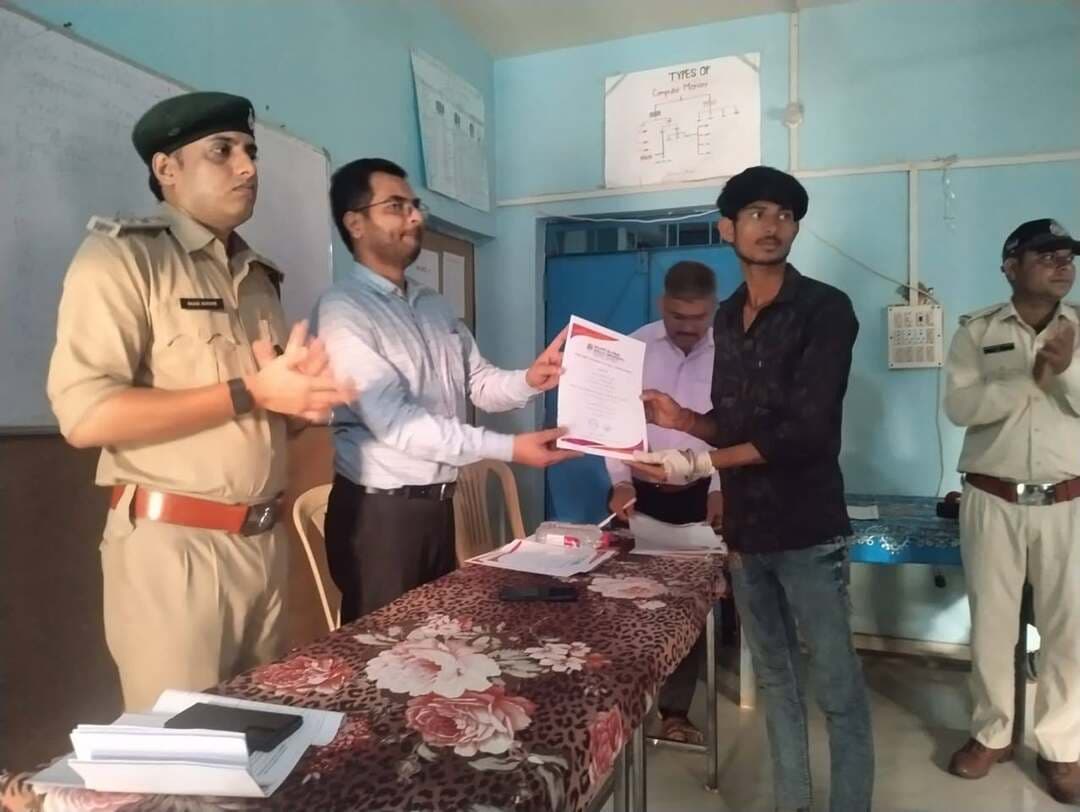 ग्रीन इंडिया मिशन से डिजिटल हुनर की उड़ान!
शाहनगर में प्रशिक्षित छात्र-छात्राओं को मिले कंप्यूटर प्रशिक्षण के प्रमाण पत्र
शाहनगर। ग्रीन इंडिया मिशन के तहत छात्र-छात्राओं को कंप्यूटर शिक्षा एवं तकनीकी कौशल से जोड़कर रोजगार के अवसरों के लिए तैयार करने की दिशा में महत्वपूर्ण पहल की जा रही है।
इसी क्रम में शाहनगर स्थित आईसेक्ट कंप्यूटर सेंटर जय भवानी में आयोजित कार्यक्रम के दौरान प्रशिक्षण पूरा करने वाले छात्र-छात्राओं को प्रमाण पत्र वितरित किए गए। कार्यक्रम में पन्ना डीएफओ अनुपम शर्मा ने विद्यार्थियों को अपने हाथों से प्रमाण पत्र प्रदान कर उनका उत्साहवर्धन किया।
कार्यक्रम के दौरान डीएफओ अनुपम शर्मा ने विद्यार्थियों से सीधे संवाद करते हुए मौखिक प्रश्नोत्तर के माध्यम से उनके प्रशिक्षण से जुड़े ज्ञान और समझ का जायजा लिया। उन्होंने सेंटर में प्रतिदिन संचालित होने वाली कोचिंग के संबंध में भी छात्र-छात्राओं से जानकारी ली।
विद्यार्थियों ने प्रशिक्षण के दौरान प्राप्त अनुभव और सीखी गई तकनीकी जानकारी को साझा किया। डीएफओ ने विद्यार्थियों को प्रोत्साहित करते हुए शिक्षा के साथ-साथ तकनीकी कौशल को वर्तमान समय की महत्वपूर्ण आवश्यकता बताया और निरंतर सीखते रहने के लिए प्रेरित किया।
ग्रीन इंडिया मिशन के तहत संचालित इस प्रशिक्षण का उद्देश्य विद्यार्थियों को कंप्यूटर शिक्षा और तकनीकी कौशल प्रदान कर उन्हें भविष्य में रोजगार के बेहतर अवसरों से जोड़ना है।
कार्यक्रम में शाहनगर वन परिक्षेत्र अधिकारी राजुल कटारे, कंप्यूटर सेंटर संचालक राजकिशोर रैकवार सहित बड़ी संख्या में प्रशिक्षित छात्र-छात्राएं मौजूद रहे।
📸 प्रमाण पत्र मिलने के बाद विद्यार्थियों के चेहरों पर खुशी और उत्साह नजर आया। तकनीकी शिक्षा का यह प्रयास निश्चित रूप से युवाओं को डिजिटल दुनिया में आगे बढ़ने के लिए नई राह दिखा सकता है।
आपके अनुसार आज के समय में युवाओं के लिए कंप्यूटर शिक्षा कितनी जरूरी है? अपनी राय कमेंट में जरूर बताएं।
#GreenIndiaMission #Shahnagar #ComputerTraining #SkillDevelopment #DigitalEducation #Panna #Students #TechnicalEducation #Employment #GajendraSingh