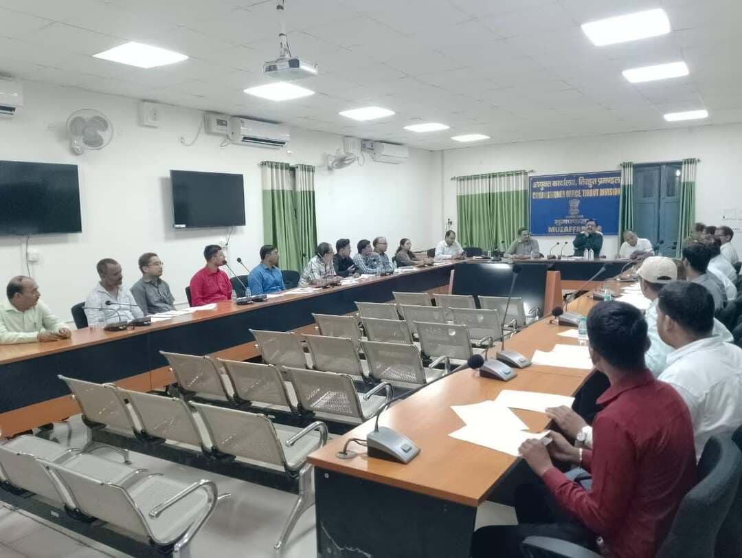 प्रमंडलीय आयुक्त ने बिहार विधान परिषद के निर्वाचन की तैयारियों की समीक्षा की, सभी कोषांगों के वरीय नोडल पदाधिकारियों को आयोग के दिशा-निर्देशो का अक्षरश: अनुपालन सुनिश्चित करने का निदेश दिया
===================
स्वतंत्र, निष्पक्ष, भयमुक्त, पारदर्शी एवं सहभागितापूर्ण माहौल में चुनाव सम्पन्न कराना सर्वोच्च प्राथमिकता; संपूर्ण प्रशासनिक तंत्र इसके लिए सजग, तत्पर एवं प्रतिबद्ध: प्रमंडलीय आयुक्त
==========================
आदर्श आचार संहिता का अक्षरशः अनुपालन सुनिश्चित करें: प्रमंडलीय आयुक्त
===================
निर्वाची पदाधिकारी, तिरहुत स्नातक एवं शिक्षक निर्वाचन क्षेत्र-सह-आयुक्त, तिरहुत प्रमंडल, मुजफ्फरपुर श्री गिरिवर दयाल सिंह ने कहा है कि बिहार विधान परिषद के तिरहुत स्नातक एवं शिक्षक निर्वाचन क्षेत्र का द्वि-वार्षिक निर्वाचन, 2026 स्वतंत्र, निष्पक्ष, भयमुक्त, पारदर्शी एवं सहभागितापूर्ण वातावरण में सम्पन्न कराना सर्वोच्च प्राथमिकता है। संपूर्ण प्रशासनिक तंत्र इसके लिए सजग, तत्पर एवं प्रतिबद्ध है। वे आज प्रमंडल स्तर पर क्रियाशील विभिन्न कोषांगों के वरीय नोडल पदाधिकारियों के साथ निर्वाचन की तैयारियों की समीक्षा कर रहे थे। उन्होंने कहा कि निर्वाचन के सुचारू रूप से संचालन हेतु प्रमंडल स्तर पर 11 कोषांग क्रियाशील है। जिलों में भी निर्धारित मानकों के अनुरूप विभिन्न कोषांग सक्रिय है। प्रमंडलीय आयुक्त ने पदाधिकारियों को सभी जिलों से सतत समन्वय स्थापित कर भारत निर्वाचन आयोग के निर्देशों का अक्षरशः अनुपालन सुनिश्चित करने के लिए आवश्यक कार्रवाई करने का निदेश दिया।
इस बैठक में आयुक्त द्वारा कोषांगवार तैयारियों की विस्तृत समीक्षा की गई। आदर्श आचार संहिता कोषांग, विधि व्यवस्था कोषांग, कार्मिक कोषांग, सामग्री कोषांग, मतपत्र कोषांग, सम्पर्क केन्द्र/हेल्प लाईन/नियंत्रण कक्ष/शिकायत एवं समाधान अनुश्रवण कोषांग, मीडिया कोषांग, प्रशिक्षण कोषांग, प्रेक्षक प्रोटोकॉल कोषांग, वाहन कोषांग सहित अन्य सभी कोषांगों के प्रतिवेदन की समीक्षा की गई। आयुक्त के सचिव, तिरहुत प्रमंडल, मुजफ्फरपुर-सह-सहायक निर्वाची पदाधिकारी श्री संदीप शेखर प्रियदर्शी एवं उप मुख्य निर्वाचन पदाधिकारी, तिरहुत प्रमंडल, मुजफ्फरपुर श्री सत्यप्रिय कुमार द्वारा आयुक्त के संज्ञान में विभिन्न तथ्यों को लाया गया। जिलावार कार्मिकों की आवश्यकता का आकलन एवं उपलब्धता, कर्मियों का प्रशिक्षण, मतदान केंद्रों की संख्या के अनुरूप मतपेटिका की संख्या का आकलन एवं उपलब्धता, डिस्पैच सेंटर की आवश्यक तैयारी, वाहन की आवश्यकता का आकलन एवं उपलब्धता, मीडिया सर्टिफिकेशन एंड मॉनिटरिंग कमिटी (एमसीएमसी), आदर्श आचार संहिता (एमसीसी) के उल्लंघन से संबंधित मामलों के शिकायतों पर त्वरित कार्रवाई हेतु फ्लाइंग स्क्वाड की क्रियाशीलता, मतदान केंद्रों पर वीडियोग्राफी सहित अन्य सभी बिंदुओं पर एक-एक कर समीक्षा की गई तथा अद्यतन स्थिति का जायजा लिया गया।
प्रमंडलीय आयुक्त ने कहा कि निर्वाचन का हर चरण महत्वपूर्ण होता है। उन्होंने कहा कि नामांकन एवं संवीक्षा प्रक्रिया सुचारू रूप से संचालित किया गया है। अभ्यर्थिता वापसी की अंतिम तिथि 09 अक्टूबर, 2026 है। 23 अक्टूबर को 8 बजे पूर्वाह्न से 4 बजे अपराह्न तक मतदान एवं 27 अक्टूबर को मतगणना होगी। निर्वाचन प्रक्रिया, जो दिनांक 22.09.2026 को प्रेस नोट निर्गत होने के साथ प्रारम्भ हुई है, दिनांक 31.10.2026 के पूर्व पूर्ण हो जाएगी। उन्होंने अधिकारियों को निदेश दिया कि अभ्यर्थिता वापसी, पोलिंग पार्टी डिस्पैच, मतदान, पोल्ड बैलट बॉक्स संग्रहण, मतगणना सहित सभी कार्यों को आयोग के निर्देशों के अनुरूप विधिवत संचालित करें। सभी विषयों पर अधिकारियों एवं कर्मियों को समुचित प्रशिक्षण दें ताकि निर्वाचन आयोग के निदेशों का त्रुटिहीन ढ़ंग से सम्यक अनुपालन सुनिश्चित किया जा सके।
======================
प्रमंडलीय आयुक्त ने कहा कि भारत निर्वाचन आयोग द्वारा बिहार विधान परिषद के तिरहुत स्नातक एवं शिक्षक द्वि-वार्षिक निर्वाचन के लिए दिनांक 22.09.2026 को प्रेस नोट जारी होते ही निर्वाचन क्षेत्रों में आदर्श आचार संहिता प्रभावी हो गयी है जो निर्वाचन की प्रक्रिया पूर्ण होने तक लागू रहेगी। उन्होंने कहा कि आदर्श आचार संहिता समान रूप से राजनैतिक दलों, प्रत्याशियों, सरकारी पदाधिकारियों एवं कर्मियों पर लागू होता है। सभी हितधारक इसका अक्षरशः अनुपालन सुनिश्चित करेंगे। प्रमंडलीय आयुक्त ने कहा कि आयोग द्वारा निर्गत निदेशों/अनुदेशों/परिपत्रों के संदर्भ में आदर्श आचार संहिता का अनुपालन अनिवार्य है। हर हितधारक निदेशों का शत-प्रतिशत अनुपालन सुनिश्चित करेंगे। इसमें किसी भी प्रकार की शिथिलता, लापरवाही या अनियमितता बर्दाश्त नहीं की जाएगी। प्रमंडलीय आयुक्त ने पदाधिकारियों को भारतीय नागरिक सुरक्षा संहिता (बीएनएसएस) -2023 की धारा-163 के अंतर्गत लागू निषेधाज्ञा आदेश का सख्ती से अनुपालन सुनिश्चित कराने का निर्देश दिया।
======================
प्रमंडलीय आयुक्त ने कहा कि निर्वाचन कार्य में संलग्न सभी पदाधिकारी एवं कर्मी अपने दायित्वों का निर्वहन पूर्ण पारदर्शिता, निष्पक्षता एवं जवाबदेही के साथ करें। *अधिकारियों को निर्वाचन का गुर सिखाते हुए आयुक्त ने कहा कि सभी को अपने कार्यों में पारदर्शिता बनाये रखनी है। उन्हें सिर्फ पारदर्शी रहना ही नहीं बल्कि पारदर्शी दिखना* भी है। उन्होंने कहा कि निर्वाचन कार्य में प्रतिनियुक्त सभी पदाधिकारी एवं कर्मी लोक प्रतिनिधित्व अधिनियम के प्रावधानों के तहत भारत निर्वाचन आयोग के नियंत्रण, अधीक्षण एवं अनुशासन के अधीन कार्य करते हैं। अतः सभी अधिकारी आयोग के निर्देशों का अक्षरशः अनुपालन सुनिश्चित करें।उन्होंने उप मुख्य निर्वाचन पदाधिकारी, तिरहुत प्रमंडल श्री सत्यप्रिय कुमार को अधिकारियों के साथ समन्वय स्थापित कर आयोग के प्रावधानों के अनुसार ससमय एवं सम्यक तैयारी सुनिश्चित कराने का निदेश दिया।
विदित हो कि प्रमंडलीय आयुक्त द्वारा बिहार विधान परिषद तिरहुत स्नातक/शिक्षक निर्वाचन से संबंधित तैयारियों की समीक्षा नियमित रूप से की जाती है तथा अद्यतन स्थिति का जायजा लिया जाता है। आयुक्त ने कहा कि आयोग द्वारा निर्गत निदेश के अनुसार उड़न दस्ता (फ्लाइंग स्क्वायड) निर्वाचन की घोषणा की तारीख से ही क्रियाशील है जो मतदान समाप्त होने तक कार्य करेगा। तिरहुत स्नातक एवं शिक्षक विधान परिषद निर्वाचन क्षेत्र के सभी 28(अठाईस) विधानसभा निर्वाचन क्षेत्रों में प्रति विधान सभा 03(तीन) की दर से कुल 84 (चैरासी) फ्लाईंग स्क्वाॅड का गठन किया गया है जो आदर्श आचार संहिता के उल्लंघन संबंधित शिकायतों पर त्वरित रूप से कार्रवाई करेगी। उड़नदस्ता मतदाताओं को डराने, धमकाने तथा असामाजिक तत्वों पर नजर रखने के अतिरिक्त मदिरा, हथियार, गोला-बारूद एवं निर्वाचकों को रिश्वत देने के प्रयोजनार्थ भारी मात्रा में नकदी को लाने-ले जाने इत्यादि सभी तरह की शिकायतों पर कार्रवाई करेगा।
प्रमंडलीय आयुक्त ने कहा कि 27 अक्टूबर को एमआईटी के प्रशासनिक भवन में मतगणना होना है। यहाँ चारों जिला- मुजफ्फरपुर, सीतामढ़ी, शिवहर एवं वैशाली- का पोल्ड बैलट बॉक्स स्ट्रॉंग रूम भी रहेगा।उन्होंने निदेश दिया कि भारत निर्वाचन आयोग के दिशा-निदेशों तथा प्रोटोकॉल के अनुरूप वज्रगृह की सुरक्षा व्यवस्था सुनिश्चित करें।
प्रमंडलीय आयुक्त ने कहा कि आचार संहिता उल्लंघन या चुनाव संबंधी शिकायत दर्ज कराने हेतु नियंत्रण कक्ष की स्थापना की गई है। सभी ज़िलों में भी शिकायत अनुश्रवण कोषांग की स्थापना की गयी है। तिरहुत स्नातक एवं शिक्षक विधान परिषद निर्वाचन क्षेत्र के निमित्त सभी जिले (यथा-सीतामढ़ी/शिवहर/मुजफ्फरपुर/वैशाली) से संबंधित किसी प्रकार की आसूचना, शिकायत, निर्वाचन प्रक्रिया के संबंध में जानकारी हेतु प्रमंडल स्तर पर शिकायत अनुश्रवण एवं निवारण केन्द्र का गठन किया गया है जिसकी दूरभाष संख्या-0621-2213962 हैं। संबंधित व्यक्ति इस निमित सभी संबंधित 04(चार) जिलों में स्थापित वोटर हेल्पलाइन-जिला संपर्क केन्द्रों के टॉल-फ्री नम्बर 1950 पर भी काॅल कर किसी भी प्रकार की सूचना प्राप्ति, आसूचना का प्रेषण अथवा परिवाद आदि दर्ज करा सकते हैं।
प्रमंडलीय आयुक्त ने कहा कि किसी भी प्रकार के नारों या अभ्यर्थी तथा राजनैतिक दलों की ओर से मतदाता को प्रभावित करने के उद्देश्य से तैयार ऑडियो-विजुअल्स की जांच एमसीएमसी (मीडिया सर्टिफिकेशन एवं माॅनीटरिंग कमिटी) द्वारा किए जाने तथा पूर्वानुमति दिए जाने के पश्चात ही उसका उपयोग किया जा सकेगा। सोशल मीडिया पर प्रसारित सभी तरह के खबरों का सतत पर्यवेक्षण एवं अनुश्रवण संबंधित जिलों के मीडिया सर्टिफिकेशन एवं माॅनीटरिंग कमिटी द्वारा किया जाएगा। सोशल मीडिया पर पोस्ट किये गये किसी भी प्रकार के भ्रामक, उत्तेजनापूर्ण, अतिशयोक्तिपूर्ण पोस्ट पर आई॰टी॰ एक्ट-2000 के सेक्शन-69ए तथा अन्य सुसंगत धाराओं में आवश्यक कार्रवाई की जाएगी।
Chief Electoral Officer, Bihar
Election Commission of India
