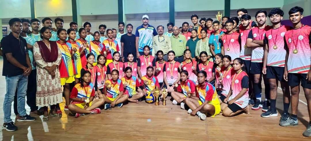 *प्रमंडल स्तरीय विद्यालय खेल प्रतियोगिता2026-27*
बिहार राज्य खेल प्राधिकरण (BSSA) एवं जिला प्रशासन, मुजफ्फरपुर के तत्वावधान में दिनांक 6 से 9 अक्टूबर तक आयोजित प्रमंडल स्तरीय विद्यालय खेल प्रतियोगिता के तीसरे दिन विभिन्न वर्गों में 9 खेलों का आयोजन किया गया। आज विभिन्न जिलों से लगभग 1300 खिलाड़ियों ने भाग लिया।
खेले गए विभिन्न खेलों के परिणाम इस प्रकार है।
*खो खो*
बालक अंडर 19 वर्ग में मुजफ्फरपुर ने पूर्वी चंपारण को 1 इनिंग 4 प्वाइंट के अंतर से हरा कर विजेता होने का गौरव प्राप्त किया।
बालिका वर्ग में मुजफ्फरपुर ने वैशाली को 1 इनिंग 20 प्वाइंट के बड़े अंतर से हरा कर प्रमंडल विजेता रही
खो खो में मुजफ्फरपुर ने दोनों वर्गों में एक तरफ़ा जीत हासिल की।
इस प्रकार मुजफ्फरपुर को खो में तीनों दिन तीनों आयु वर्ग में ओवरऑल विजेता बनीं।
*वॉलीबॉल*
बालक अंडर 19 वर्ग में मुजफ्फरपुर ने पूर्वी चंपारण को 2-0 से पराजित कर विजेता बनी वहीं बालिका अंडर 19 वर्ग में पश्चिम चंपारण विजेता एवं मुजफ्फरपुर उप विजेता होने का गौरव प्राप्त किया।
*फुटबॉल*
बालक अंडर 19- वर्ग में पूर्वी चंपारण विजेता एवं पश्चिम चंपारण उपविजेता बनी।वहीं बालिका अंडर 19वर्ग में पश्चिमी चंपारण विजेता एवं मुजफ्फरपुर उपविजेता बनी।
बैडमिंटन अंडर-19 बॉयज़ में
प्रथम स्थान कुंदन कुमार, द्वितीय आयुष राज, तृतीय चंद्र प्रकाश सिंह, चौथा आदित्य कुमार ने प्राप्त किया।
*बैडमिंटन*
अंडर-19 गर्ल्स में
प्रथम स्थान रिधि सिंह, द्वितीय नैन्सी श्यामलि, तृतीय कंगना कुमारी, चौथा आशी यादव ने प्राप्त किया।
टेबल टेनिस अंडर-19 बालिका में
प्रथम स्थान आशना शावनी, द्वितीय श्वेता शाही, तृतीय पलक कुमारी, चौथा नित्या ने प्राप्त किया।
*टेबल टेनिस*
अंडर-19 बालक वर्ग में
प्रथम रेयाज़ मासूमी, द्वितीय अब्दाल रज़ा, तृतीय वत्सल तुलस्यान, चौथा सिद्धार्थ कुमार में प्राप्त किया।
*कब्बडी*
बालक अंडर 17 वर्ग में मुजफ्फरपुर ने सीतामढ़ी को 17 प्वाइंट से पराजित कर विजेता बनने का गौरव प्राप्त किया। वहीं बालिका अंडर 19 वर्ग में सीतामढ़ी विजेता एवं मुजफ्फरपुर उपविजेता बनी।
*एथलेटिक्स*
3000 मीटर अंडर-17 गर्ल्स में
प्रथम गीता कुमारी , द्वितीय अनु कुमारी, तृतीय अंशु कुमारी ने प्राप्त किया।
800 मीटर अंडर-17 गर्ल्स में
प्रथम गीता कुमारी, द्वितीय कुसुम कुमारी, तृतीय अनु कुमारी ने प्राप्त किया।
1500 मीटर अंडर-17 गर्ल्स में
प्रथम गीता कुमारी, द्वितीय- अनु कुमारी, तृतीय सगुण कुमारी ने प्राप्त किया।
400 मीटर अंडर-17 गर्ल्स में
प्रथम रागिनी कुमारी, द्वितीय कृति सिंह, तृतीय कविता कुमारी ने प्राप्त किया।
200 मीटर अंडर-17 गर्ल्स में
प्रथम प्रीति कुमारी , द्वितीय अंगिता कुमारी, तृतीय नीमा कुमारी ने प्राप्त किया।
100 मीटर अंडर-17 गर्ल्स में
प्रथम प्रीति कुमारी, द्वितीय अंगिता कुमारी, तृतीय नीमा कुमारी ने प्राप्त किया।
लाँग जम्प अंडर-17 गर्ल्स में
प्रथम अंगिता कुमारी, द्वितीय प्रीति कुमारी, तृतीय सुनिया कुमारी ने प्राप्त किया।
हाई जम्प अंडर-17 गर्ल्स में
प्रथम रागिनी कुमारी, द्वितीय प्रतिभा कुमारी, तृतीय हंसिका कुमारी ने प्राप्त किया।
ट्रिपल जम्प अंडर-17 में चाँदनी कुमारी ने प्रथम स्थान प्राप्त किया।
जैवलिन थ्रो अंडर-17 गर्ल्स में
प्रथम हैपी कुमारी , द्वितीय सोनाली कुमारी, तृतीय बबीता कुमारी ने प्राप्त किया।
300 मीटर रनिंग अंडर-17 बॉयज़ में
प्रथम सूरज राय, द्वितीय अतुल कुमार, तृतीय शिवम कुमार ने प्राप्त किया।
1500 मीटर रनिंग अंडर-17 बॉयज़ में
प्रथम नूर आलम, द्वितीय नितिन राज, तृतीय आलोक कुमार ने प्राप्त किया।
800 मीटर रनिंग अंडर- 17 बॉयज़ में
प्रथम नूर अलम, द्वितीय शिवम कुमार, तृतीय अज़हर अली ने प्राप्त किया।
400 मीटर रनिंग अंडर- 17 बॉयज़ में
प्रथम एमडी यूसुफ, द्वितीय मनीष कुमार, तृतीय अतुल कुमार ने प्राप्त किया।
800 मीटर रनिंग अंडर- 17 बॉयज में
प्रथम संदीप यादव, द्वितीय रौनक कुमार, तृतीय अवनीश कुमार ने प्राप्त किया।
100 मीटर रनिंग अंडर- 17 बॉयज़ में
प्रथम संदीप यादव, द्वितीय नीलदेव, तृतीय रौनक कुमार ने प्राप्त किया।
लांग जम्प अंडर 17 बॉयज में
प्रथम छोटू कुमार, द्वितीय अवनीश कुमार, तृतीय आदित्य प्रिंस ने प्राप्त किया।
शॉट पुट अंडर - 17 बॉयज़ में
प्रथम चिराग कौशिक, द्वितीय आकाश कुमार, तृतीय राजीव कुमार ने प्राप्त किया।
हाई जम्प अंडर- 17 बॉयज में
प्रथम नीरज कुमार, द्वितीय सौरव कुमार, तृतीय प्रिंस राज ने प्राप्त किया।
डिस्कस थ्रो अंडर-17 बॉयज़ में
प्रथम आयुष आर्यन, द्वितीय अंकित कुमार, तृतीय राजीव कुमार ने प्राप्त किया।
ट्रिपल जम्प अंडर-17 बॉयज़ में
प्रथम राजन कुमार, द्वितीय छोटू कुमार, तृतीय अमित कुमार ने प्राप्त किया।
जैवलिन थ्रो अंडर-17 बॉयज़ में
प्रथम अंकित कुमार, द्वितीय गौरव कुमार, तृतीय करण कुमार ने प्राप्त किया।
*शतरंज*
अंडर 14बालक वर्ग में प्रथम आदर्श राज(मुजफ्फरपुर), द्वितीय शिवांश बरनवाल(पश्चिम चंपारण), तृतीय शयान मासूमी(मुजफ्फरपुर) एवं चतुर्थ कार्तिक कुमार(मुजफ्फरपुर) ने प्राप्त किया।
अंडर 14 बालिका वर्ग में प्रथम अग्रिमा राज (मुजफ्फरपुर), द्वितीय सृष्टि कुमारी (मुजफ्फरपुर), तृतीय आध्या कुमारी (मुजफ्फरपुर) एवं चतुर्थ अद्विका श्रीवास्तव (मुजफ्फरपुर)ने प्राप्त किया।
अंडर 17 बालक वर्ग में प्रथम उत्सव कुमार (वैशाली), द्वितीय अंशुमन कुमार (मुजफ्फरपुर), तृतीय अंकुश राज (सीतामढ़ी) एवं चतुर्थ रूपेश कुमार (सीतामढ़ी) ने प्राप्त किया।
अंडर 17 बालिका वर्ग में प्रथम गुंजन कुमार (पश्चिम चंपारण), द्वितीय वारिजा जायसवाल (पश्चिम चंपारण), तृतीय तेजल भारती (मुजफ्फरपुर) एवं चतुर्थ मिष्टी कुमारी (मुजफ्फरपुर) ने प्राप्त किया।
अंडर 19 बालक वर्ग में प्रथम प्रबल सिंह (पश्चिम चंपारण), द्वितीय त्रिशांत कुमार (मुजफ्फरपुर), तृतीय शीलभद्र लाभ (मुजफ्फरपुर) एवं चतुर्थ सन्नी कुमार (पूर्वी चंपारण) ने प्राप्त किया। अंडर 19 बालिका वर्ग में प्रथम नव्या गोयनका (मुजफ्फरपुर), द्वितीय चेतना गोयनका (मुजफ्फरपुर), तृतीय प्रतिमा कुमारी (पश्चिम चंपारण) एवं चतुर्थ स्थान काजल कुमारी (पश्चिम चंपारण) ने प्राप्त किया।
इस आयोजन में शारीरिक शिक्षा शिक्षक रामकुमार राय शर्मा, समरेश कुमार,मुकेश कुमार ,अजय कुमार ठाकुर,मनोज कुमार सिंह,संजय कुमार,अंकुश कुमार, कृष्णा ठाकुर,श्वेताब खान, अमित कुमार,स्वेता शर्मा,सुबास कुमार,नंदन कुमार,अमरेश कुमार, लालबाबू सिंह,मिथलेश कुमार ,राजीव कुमार,एवं विभिन्न खेल संघ के पदाधिकारी अभिषेक सोनू,बबलू कुमार, अखिलेश मणि ने अहम भूमिका निभाई ।
जिला खेल कार्यालय, मुजफ्फरपुर
#CMSamrat
#samratchoudhary
CMO Bihar
Information & Public Relations Department, Government of Bihar
Department of Sports, Government of Bihar