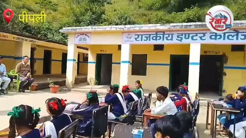 राजकीय इंटर कॉलेज पीपली में विधिक जागरूकता शिविर आयोजित
पौड़ी जिले के विकासखंड नैनीडांडा स्थित राजकीय इंटर कॉलेज पीपली में जिला विधिक सेवा प्राधिकरण पौड़ी के निर्देशानुसार पी.एल.वी. संतोषी ध्यानी द्वारा विधिक जागरूकता शिविर आयोजित किया गया।
शिविर में छात्र-छात्राओं को बाल अधिकार, पोक्सो एक्ट, बाल संरक्षण एवं लोक अदालत सहित विभिन्न महत्वपूर्ण कानूनी प्रावधानों की जानकारी दी गई। विद्यार्थियों को उनके अधिकारों के प्रति जागरूक करते हुए कानून की मदद लेने की प्रक्रिया भी समझाई गई।
विद्यालय के प्रधानाचार्य अतर सिंह रावत ने पी.एल.वी. संतोषी ध्यानी के प्रयासों की सराहना करते हुए कहा कि विद्यार्थियों को बाल अधिकार एवं कानूनों की जानकारी देना बेहद जरूरी है।
इस अवसर पर शिक्षकगण, ग्रामीण एवं अन्य गणमान्य लोग मौजूद रहे।
#विधिकजागरूकता #बालअधिकार #POCSO #लोकअदालत #नैनीडांडा #पौड़ी #उत्तराखंड #LegalAwareness