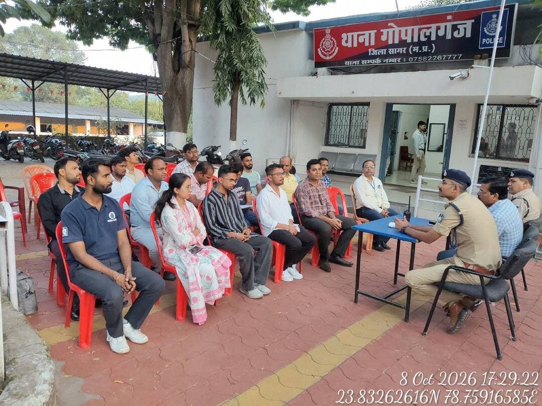 ➡️ सागर पुलिस एवं प्रशासन ने कोचिंग संचालकों के साथ की महत्वपूर्ण समन्वय बैठक
➡️ छात्र सुरक्षा, एंट्री-एग्जिट, आपातकालीन निकासी, सीसीटीवी एवं अग्नि सुरक्षा को लेकर दिए सख्त निर्देश
➡️ बेसमेंट में कोचिंग संचालन पर होगी सख्त कार्रवाई, आगामी दिनों में पुलिस-प्रशासन की संयुक्त टीम करेगी औचक निरीक्षण
कलेक्टर श्रीमती प्रतिभा पाल के निर्देश पर पुलिस अधीक्षक सागर श्री अनुराग सुजानिया के निर्देशन, अतिरिक्त पुलिस अधीक्षक सागर श्री नरेंद्र सोलंकी के मार्गदर्शन एवं नगर पुलिस अधीक्षक श्री ललित कश्यप के पर्यवेक्षण में आज थाना गोपालगंज परिसर में सागर शहर के प्रमुख कोचिंग संस्थानों के संचालकों एवं प्रतिनिधियों के साथ छात्र-छात्राओं की सुरक्षा एवं संस्थानों में आवश्यक व्यवस्थाओं को लेकर महत्वपूर्ण समन्वय बैठक आयोजित की गई।
बैठक की मेजबानी थाना प्रभारी गोपालगंज श्री घनश्याम शर्मा द्वारा की गई। बैठक में नगर पुलिस अधीक्षक श्री ललित कश्यप, सिटी मजिस्ट्रेट श्री शैलेश द्विवेदी सहित शहर के लगभग 25 से 30 कोचिंग संस्थानों के संचालक एवं प्रतिनिधि उपस्थित रहे।
बैठक में छात्र-छात्राओं की सुरक्षा को सर्वोच्च प्राथमिकता देते हुए कोचिंग संस्थानों में प्रवेश एवं निकासी व्यवस्था, आपातकालीन निकासी, अग्नि सुरक्षा, सीसीटीवी निगरानी, विद्युत सुरक्षा, पार्किंग एवं यातायात व्यवस्था सहित अन्य आवश्यक सुरक्षा मानकों के संबंध में विस्तृत दिशा-निर्देश दिए गए।
बैठक में प्रमुख रूप से निम्न निर्देश दिए गए—
एंट्री-एग्जिट व्यवस्था: कोचिंग संस्थानों में प्रवेश एवं निकासी के लिए पर्याप्त एवं व्यवस्थित व्यवस्था सुनिश्चित की जाए। आपातकालीन स्थिति में छात्र-छात्राओं को सुरक्षित एवं शीघ्र बाहर निकालने के लिए निकासी मार्ग स्पष्ट एवं सुगम रखा जाए।
आपातकालीन निकासी योजना: प्रत्येक कोचिंग संस्थान में Emergency Evacuation Plan तैयार रखा जाए, जिसमें आपदा अथवा आग जैसी आकस्मिक स्थिति में छात्र-छात्राओं को किस मार्ग से बाहर निकाला जाएगा, यह स्पष्ट हो। आपातकालीन निकासी के रास्ते हर समय खुले एवं बाधा-मुक्त रखे जाएं।
बेसमेंट में कोचिंग संचालन पर सख्ती: बेसमेंट में संचालित कोचिंग संस्थानों के संबंध में सुरक्षा मानकों एवं लागू नियमों का कड़ाई से पालन सुनिश्चित किया जाए। नियमों का उल्लंघन पाए जाने पर संबंधित संस्थान के विरुद्ध नियमानुसार सख्त कार्रवाई की जाएगी।
सीसीटीवी कैमरों की व्यवस्था: प्रवेश एवं निकास द्वार, क्लासरूम, रिसेप्शन, पार्किंग एरिया एवं मुख्य गलियारों में उच्च गुणवत्ता वाले नाइट विजन सीसीटीवी कैमरे चालू स्थिति में रखे जाएं तथा रिकॉर्डिंग का कम से कम 30 दिवस का बैकअप सुरक्षित रखा जाए।
सीढ़ियों एवं गलियारों में अवरोध नहीं: आपातकालीन निकासी के लिए उपयोग होने वाली सीढ़ियों, गलियारों एवं रास्तों में फर्नीचर, सामान, वाहन अथवा अन्य किसी वस्तु से अवरोध उत्पन्न न किया जाए।
क्षमता से अधिक छात्र नहीं: कोचिंग संस्थानों में निर्धारित क्षमता से अधिक छात्र-छात्राओं को एक कक्ष में न बैठाया जाए तथा कक्षाओं में पर्याप्त स्थान एवं सुरक्षित आवागमन की व्यवस्था सुनिश्चित की जाए।
अग्नि सुरक्षा व्यवस्था: प्रत्येक कोचिंग संस्थान में पर्याप्त संख्या में अग्निशामक यंत्र क्रियाशील अवस्था में उपलब्ध रहें। संस्थान के स्टाफ एवं शिक्षकों को इनके प्राथमिक उपयोग का प्रशिक्षण दिया जाए तथा आपात स्थिति से निपटने के लिए स्पष्ट एवं बाधा-मुक्त Emergency Exit की व्यवस्था सुनिश्चित की जाए।
बिजली एवं अग्नि सुरक्षा: खुले अथवा असुरक्षित विद्युत तार, विद्युत उपकरणों की ओवरलोडिंग तथा ज्वलनशील सामग्री के असुरक्षित भंडारण पर विशेष निगरानी रखी जाए। विद्युत व्यवस्था सुरक्षित एवं मानकों के अनुरूप रखी जाए।
आपातकालीन संपर्क नंबर: डायल 112, एम्बुलेंस 108, महिला हेल्पलाइन 1090 सहित स्थानीय पुलिस थाना के संपर्क नंबर संस्थान के सूचना पट्ट पर प्रमुखता से प्रदर्शित किए जाएं।
छात्र-छात्राओं की सुरक्षा: विशेषकर छात्राओं की सुरक्षा को सर्वोच्च प्राथमिकता दी जाए। कोचिंग संस्थानों के बाहर असामाजिक तत्वों का जमावड़ा न लगे तथा आवश्यकतानुसार सुरक्षा गार्ड की व्यवस्था सुनिश्चित की जाए।
पार्किंग एवं यातायात व्यवस्था: कक्षाओं के प्रारंभ एवं समाप्ति के समय सड़क पर अनावश्यक भीड़ एवं यातायात बाधित न हो, इसके लिए वाहनों की व्यवस्थित पार्किंग सुनिश्चित की जाए।
कर्मचारियों का पुलिस सत्यापन: कोचिंग संस्थानों में कार्यरत शिक्षकों, गैर-शैक्षणिक कर्मचारियों, सुरक्षा गार्ड एवं सफाई कर्मचारियों का अनिवार्य रूप से पुलिस चरित्र सत्यापन कराया जाए।
बैठक में अधिकारियों द्वारा स्पष्ट किया गया कि छात्र-छात्राओं की सुरक्षा से जुड़े मानकों में किसी भी प्रकार की लापरवाही बर्दाश्त नहीं की जाएगी। सभी कोचिंग संचालक अपने संस्थानों में सुरक्षा संबंधी व्यवस्थाओं की स्वयं समीक्षा कर आवश्यक कमियों को तत्काल दूर करें।
आगामी दिनों में पुलिस एवं प्रशासन की संयुक्त टीम द्वारा कोचिंग संस्थानों का औचक निरीक्षण किया जाएगा। निरीक्षण के दौरान सुरक्षा मानकों में कमी अथवा नियमों का उल्लंघन पाए जाने पर संबंधित संस्थान के विरुद्ध नियमानुसार आवश्यक कार्रवाई की जाएगी।
बैठक में उपस्थित कोचिंग संचालकों एवं प्रतिनिधियों द्वारा पुलिस एवं प्रशासन द्वारा दिए गए निर्देशों का पालन करने तथा छात्र-छात्राओं के लिए सुरक्षित एवं व्यवस्थित शैक्षणिक वातावरण सुनिश्चित करने का आश्वासन दिया गया।
<nis:link nis:type=tag nis:id=jansamparkmp nis:value=jansamparkMP nis:enabled=true nis:link/> <nis:link nis:type=tag nis:id=saga nis:value=saga nis:enabled=true nis:link/>