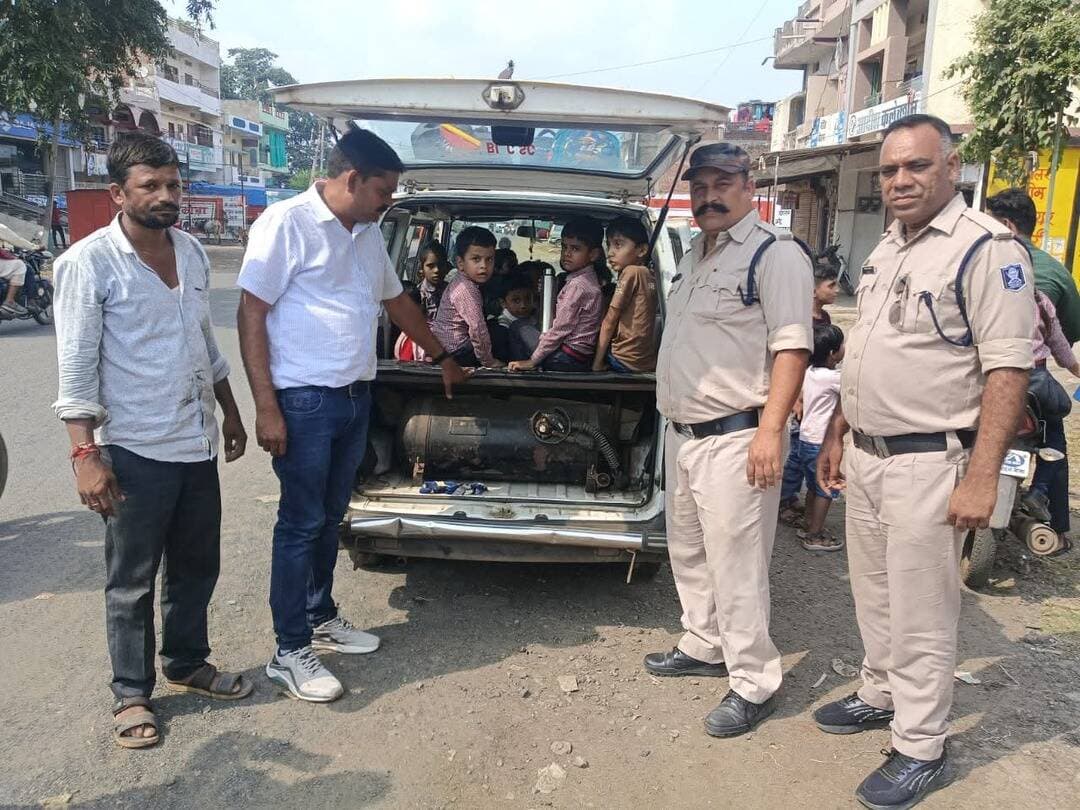 स्कूलों में संचालित मारुति वैन, स्कूल बसों के विरुद्ध सघन चेकिंग कार्रवाई
एलपीजी गैस किट से संचालित 01 ओमनी वैन जब्त, एफआईआर की कार्रवाई जारी
03 ई-रिक्शा भी जब्त
स्कूल में अध्ययनरत ऐसे छात्र-छात्राएं जो स्कूली वाहनों से स्कूल आते-जाते हैं, उनकी सुरक्षा को दृष्टिगत रखते हुए कलेक्टर महोदया, सागर के निर्देश पर दिनांक 08.10.2026 को देवरी में स्कूली वाहनों की चेकिंग की जा रही थी। मारुति वैन क्रमांक MP15BA2623 रॉयल पब्लिक स्कूल, देवरी के बच्चों को लाने-ले जाने का कार्य कर रही थी, जिसे रोककर चेक किया गया। उक्त वाहन के चालक से वाहन के कागजात मांगे गए तो उन्होंने कोई भी दस्तावेज मौके पर प्रस्तुत नहीं किए।
वाहन के पीछे के भाग की डिक्की के गेट को खोलकर देखा गया तो वाहन में एलपीजी गैस किट लगी हुई थी, जिसके ऊपर बच्चों को बैठाने के लिए सीट लगाई गई थी। अर्थात वाहन को एलपीजी गैस से चलाया जा रहा था। मध्यप्रदेश राजपत्र क्रमांक 388 दिनांक 18 सितम्बर 2019 के बिंदु क्रमांक 3(19) में उल्लेखित है, ‘‘शैक्षणिक वाहनों का एलपीजी ईंधन द्वारा संचालन प्रतिबंधित रहेगा।’’ अर्थात उक्त वाहन द्वारा उपरोक्त राजपत्र के प्रावधानों का उल्लंघन किया जा रहा था।
उक्त वाहन इस कार्यालय में प्राइवेट श्रेणी में पंजीकृत होकर अनाधिकृत तरीके से स्कूली बच्चों को लाने-ले जाने का कार्य कर रही थी, जो कि मोटरयान अधिनियम 1988 की धारा-39 का उल्लंघन है। क्योंकि जो वाहन जिस कार्य के लिए पंजीकृत होता है, उस वाहन का उपयोग उसी कार्य के लिए किया जा सकता है। इस कारण मारुति वैन क्रमांक MP15BA2623 को मोटरयान अधिनियम 1988 की धारा 207 के तहत जब्त कर कार्यालय क्षेत्रीय परिवहन अधिकारी, सागर के परिसर में सुरक्षार्थ रखा गया है। साथ ही उक्त वाहन के विरुद्ध पुलिस थाने में एफआईआर दर्ज कराने की कार्रवाई की जा रही है।
इसी क्रम में शहरी क्षेत्र में बिना चालक लाइसेंस, ओवर स्पीड, बिना पंजीयन, बिना बीमा के 03 ई-रिक्शा वाहनों को जब्त कर कार्यालय में सुरक्षार्थ रखा गया है।
क्षेत्रीय परिवहन अधिकारी, सागर द्वारा बताया गया कि लगातार चेकिंग के बाद भी कुछ वाहन स्वामियों द्वारा एलपीजी गैस किट लगाकर स्कूलों में वाहन संचालित किए जा रहे हैं, जो बच्चों की सुरक्षा से खिलवाड़ है एवं सुरक्षा मानकों के विपरीत है। बच्चों की सुरक्षा को दृष्टिगत रखते हुए समस्त अभिभावकों से बार-बार यह अपील की जा रही है कि वह बच्चों को ऐसे स्कूली वाहन में स्कूल न भेजें जो एलपीजी गैस किट से संचालित है या अनफिट प्रतीत हो रहे हैं।
क्षेत्रीय परिवहन अधिकारी ने समस्त स्कूल बस संचालकों को हिदायत दी गई कि वह स्कूल बसों का संचालन माननीय उच्चतम न्यायालय के निर्देशों के तहत समस्त बिंदुओं का पालन करें तथा वाहन में स्पीड गवर्नर, वाहन की कंडीशन, बीमा, फिटनेस, प्रदूषण प्रमाण पत्र, मोटरयान कर भुगतान प्रमाण, फर्स्ट एड बॉक्स, अग्निशमन यंत्र, चालक का हैवी लाइसेंस एवं निर्धारित गणवेश में वाहन का संचालन करें तथा स्कूली वाहन में बैठक क्षमता अनुसार ही छात्र/छात्राओं को बैठाएं। यदि चेकिंग के दौरान उक्त कमियों के वाहन संचालित होते हुए पाए गए तो नियमानुसार कार्रवाई की जाएगी।
<nis:link nis:type=tag nis:id=jansamparkmp nis:value=jansamparkMP nis:enabled=true nis:link/> <nis:link nis:type=tag nis:id=sagar nis:value=sagar nis:enabled=true nis:link/>