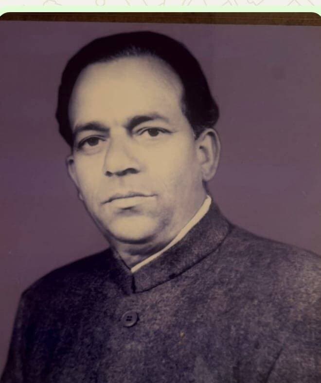 जंग- ए- आज़ादी के एक सिपाही कामरेड प्रेम चंद प्रेमी का आज 105 वां जन्मदिन
मनमोहन सिंह 'दानिश'
बात है पांच अक्टूबर 1922 की। हमीरपुर ज़िले के पिछड़े से गांव झबड़ोल में एक अति गरीब किसान नौधा राम के घर एक लड़के का जन्म हुआ। पांच लड़कियों के बाद बेटा पैदा हुआ था। ज़ाहिर है घर में खुशी की एक लहर थी। इसी लिए उस लड़के का नाम प्रेम चंद रखा गया।
घर के हालात ऐसे नहीं थे कि उस बच्चे को माँ बाप स्कूल भेज पाते। इसलिए प्रेम चंद की स्कूली शिक्षा अधिक नहीं हो सकी। आज की तरह उस समय भी ग़रीब लोग अपनी ग़रीबी के लिए अपनी किस्मत को कोसते और किसी चमत्कार की आस में बाबाओं के चक्कर काटते। प्रेम चंद का परिवार भी कोई अपवाद नहीं था। उनकी मां उन्हें सिखाती, " बेटा जो भी साधु या भगवे कपड़ों में दिखे उसके पांव ज़रूर छूना"। और बालक प्रेम चंद यही करता।
कालांतर में उनका परिवार सोलन आ गया और प्रेम चंद जो कि दिमागी तौर पर बहुत ज़हीन थे उन्होंने चन्द्रदत्त शास्त्री से हिंदी की तालीम लेनी शुरू की। इस बीच उन्होंने दर्जी का काम भी सीखा। लेकिन वे बाबाओं के चक्कर में पड़े रहे। इस दौरान उन्हें स्वामी दयानंद की किताब सत्यार्थप्रकाश पढ़ने को मिल गई। उससे उनकी रूढ़िवादी सोच और कई विश्वास टूट गए। उन दिनों देश में आज़ादी की लड़ाई चल रही थी। प्रेम चंद जब 18 साल के थे तो उन्होंने कुराली में नेता जी सुभाष चंद्र बोस का भाषण सुना जो उन्होंने वहां आयोजित कांग्रेस अधिवेशन में दिया था। नेता जी के भाषण का युवा प्रेम चंद पर गहरा असर पड़ा और वे गांधी जी के आंदोलन में शामिल हो गए। इस दौरान उन्होंने अपने नाम प्रेम चंद के साथ उपनाम "नफरत" जोड़ लिया। उनके दोस्त उन्हें प्रेम चंद "नफरत" के नाम से बुलाने लगे। फिर कुछ दोस्तों ने कहा कि "नफरत" सही नहीं है इसलिए उन्होंने उनके नाम के साथ "नफ़रत" को हटा कर "प्रेमी" लगा दिया। फिर वे पूरी उम्र प्रेम चंद प्रेमी के नाम से रहे। उस समय देश भर में रियासतों के राजाओं के खिलाफ प्रजामंडल गठित किए जा रहे थे। उन्होंने ने भी अपने साथियों के साथ मिल कर बघाट रियासत में प्रजामंडल की स्थापना में बड़ी भूमिका निभाई। सोलन यानी बघाट में प्रजामंडल 1944-45 में बना। उस समय नानक चंद सूद को प्रधान, चंदन लाल को उसका सचिव चुना गया। उनके अलावा प्रेम चंद प्रेमी, सोमदेव, कामता प्रसाद गुप्ता, कुलानंद पंत और ज्ञान चंद टूटू को सदस्य बनाया गया। उस समय बघाट के राजा दुर्गा सिंह थे। उनका दवाब प्रजामंडल के सदस्यों और परिवारों पर पड़ने लगा। इसी दवाब के चलते उनके कुछ साथी निष्क्रिय भी हो गए थे। पर प्रजामंडल अपना काम करता रहा।
इस दौरान एक घटना घटी की घूंढ रियासत के राणा को उनकी रियासत से बाहर निकाल दिया गया तो वो बड़ोग में किराए का मकान ले कर रहने लगे। प्रेम चंद प्रेमी उससे मिले तो उसने कहा कि मेरे पास काफी हथियार हैं जिनसे शिमला में अंग्रेजों के खिलाफ गुरिल्ला युद्ध किया जा सकता है। इसके बाद प्रेमी ने सोलन में ख्याली राम से बात की। वो भी तैयार हो गये। इस बारे में प्रेमी और उनके दूसरे साथियों ने अरुणा आसफ अली को खत भी लिखा। प्रोग्राम यह बना कि शिमला जाने वाली रेल लाइन की सभी सुरागों को उड़ा दिया जाए ताकि कोई अंग्रेज़ शिमला न जा सके। लेकिन गांधी जी के अहिंसा के संदेश से प्रेरित हो कर उन्होंने यह इरादा छोड़ दिया।
इसी दौरान उन्होंने कॉर्ल मार्क्स की किताब दास कैपिटल को पढ़ लिया और आज़ादी के बाद वे कम्युनिस्ट पार्टी से जुड़ गए और ता उम्र मजदूरों, किसानों और शोषित वर्ग के हितों के लिए लड़ते रहे। हिमाचल प्रदेश में कम्युनिस्ट पार्टी बनाने में उनका बहुत बड़ा योग दान है। इस दौरान उन्होंने सोलन को छोड़ धर्मपुर को आपना घर और कर्म भूमि बना लिया। उन्होंने कभी उसूलों से समझौता नहीं किया। आखिर 12 फरवरी 2008 को 85 वर्ष की आयु में वे दुनिया छोड़ गए और साथ ही छोड़ गए एक बहुत बड़ा इतिहास।
आज उनके 105 वें जन्मदिन पर उन्हें शत् शत् नमन।