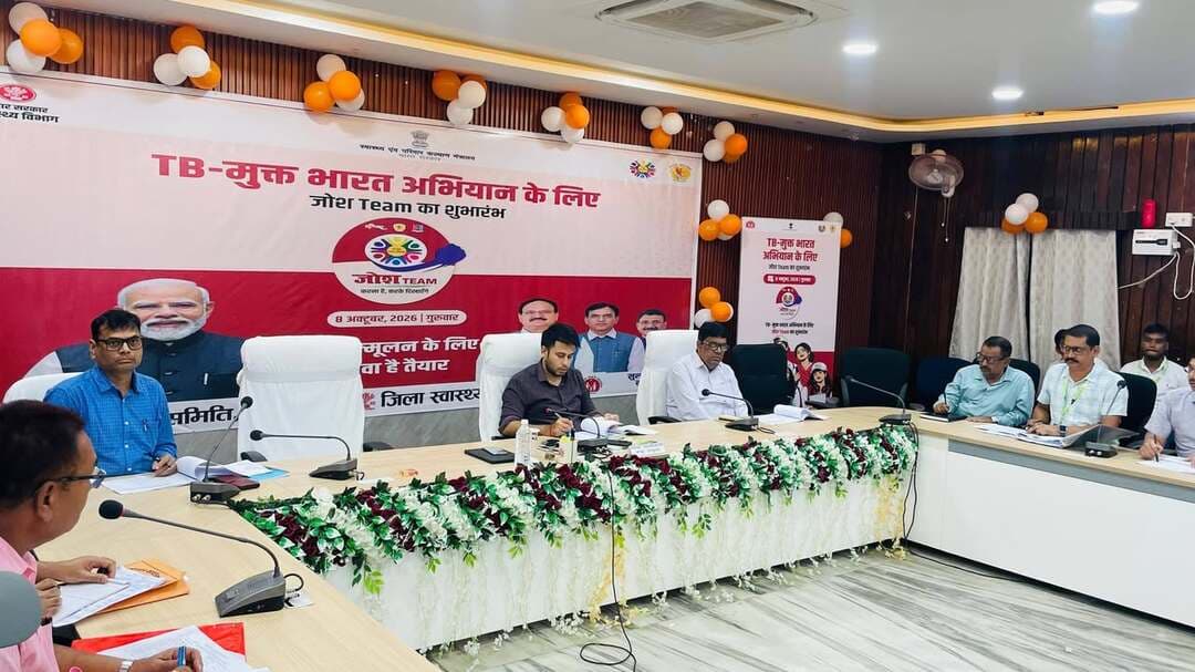 समाहरणालय, कैमूर*
=================
जिला जनसम्पर्क कार्यालय*
==================
प्रेस विज्ञप्ति*
दिनांक 08.10.2026*
==================
जिला पदाधिकारी की अध्यक्षता में प्रधान सहायकों की समीक्षा बैठक; कार्य संस्कृति में सुधार, संचिकाओं के त्वरित निष्पादन के दिए निदेश
आज समाहरणालय स्थित माँ मुंडेश्वरी सभागार में जिला पदाधिकारी की अध्यक्षता में जिले के सभी विभागों एवं कार्यालयों के प्रधान सहायकों के साथ समीक्षा बैठक आयोजित की गई।
बैठक में माननीय उच्च न्यायालय में लंबित विभिन्न मामलों, विशेष रूप से सिविल रिट अधिकारिता वाद (CWJC) और विविध अधिकारिता वाद (MJC) की अद्यतन स्थिति की विस्तृत समीक्षा करना तथा उनके समयबद्ध निष्पादन को सुनिश्चित करना था।
बैठक के दौरान जिला पदाधिकारी ने विभागवार लंबित मामलों की गहन समीक्षा की और कानूनी मामलों में हो रही देरी पर कड़ा रुख अपनाया।
बैठक के मुख्य बिंदु एवं निर्देश:
समयबद्ध प्रति-शपथ पत्र (Counter Affidavit) का दाखिला:
जिला पदाधिकारी ने स्पष्ट निर्देश दिया कि सीडब्लूजेसी (CWJC) के सभी मामलों में निर्धारित समय-सीमा के भीतर सटीक तथ्यों के साथ प्रति-शपथ पत्र दायर किया जाए। उन्होंने कहा कि सरकारी अधिवक्ताओं (GP) के साथ बेहतर समन्वय स्थापित कर वादों की निरंतर निगरानी की जाए, ताकि किसी भी स्तर पर अनावश्यक विलंब न हो।
MJC का त्वरित अनुपालन:
माननीय उच्च न्यायालय द्वारा पारित आदेशों के अनुपालन को लेकर जिला पदाधिकारी ने अत्यंत सख्त लहजे में निर्देश दिए। उन्होंने कहा कि एमजेसी से संबंधित मामलों में न्यायालय के आदेशों का शत-प्रतिशत अनुपालन सर्वोच्च प्राथमिकता है। किसी भी परिस्थिति में न्यायालय की अवमानना की स्थिति उत्पन्न न हो, इसका पूर्ण ध्यान रखा जाए। यदि किसी मामले में अनुपालन प्रतिवेदन भेजा जाना शेष है, तो उसे अविलंब दाखिल किया जाए।
Files का बेहतर संधारण एवं डिजिटलीकरण:
प्रधान सहायकों को अपने-अपने कार्यालयों में कानूनी मामलों से संबंधित पंजियों (Registers) को नियमित रूप से अद्यतन रखने का निर्देश दिया गया।
नियमित मॉनिटरिंग और अंतर-विभागीय समन्वय:
जिला पदाधिकारी ने निर्देशित किया कि प्रत्येक सप्ताह प्रधान सहायक अपने स्तर पर न्यायालय से जुड़े मामलों की समीक्षा करें और किसी भी तकनीकी या प्रशासनिक बाधा की स्थिति में तुरंत उच्चाधिकारियों के संज्ञान में लाएं।
बैठक के दौरान जिला पदाधिकारी ने सभी प्रधान सहायकों को निर्देशित किया कि वे अपने-अपने कार्यालयों में शासन एवं विभिन्न विभागों से समय-समय पर प्राप्त होने वाले संकल्पों, परिपत्रों, अधिसूचनाओं और दिशा-निर्देशों की एक पृथक एवं अद्यतन 'गार्ड फाइल' (Guard File) अनिवार्य रूप से तैयार करें।
कार्यालय अभिलेखागार में पुराने एवं महत्वपूर्ण दस्तावेजों के उचित रखरखाव, पंजियों के संधारण और आवश्यक अभिलेखों के डिजिटाइजेशन को सुनिश्चित करने को कहा गया, जिससे आरटीआई (RTI) और ऑडिट के समय सूचनाओं का त्वरित आदान-प्रदान संभव हो सके।
लोक शिकायत निवारण अधिकार अधिनियम के तहत प्राप्त आवेदनों की समीक्षा करते हुए समयबद्ध सुनवाई और गुणवत्तापूर्ण रिपोर्ट उपलब्ध कराने का निर्देश दिया गया।
बैठक के अंत में जिला पदाधिकारी ने सभी प्रधान सहायकों से सकारात्मक सोच और टीम भावना के साथ काम करने का आह्वान किया, ताकि आम जनता को योजनाओं और सेवाओं का सीधा लाभ सुलभता से मिल सके।
बैठक में अपर समाहर्ता, जिला स्थापना उप समाहर्ता सहित समाहरणालय एवं अन्य क्षेत्रीय कार्यालयों के सभी प्रधान सहायक उपस्थित रहे।
#Kaimur #ReviewMeeting #HighCourtMatters #kaimurdm #MJC #GoodGovernance
Information & Public Relations Department, Government of Bihar
