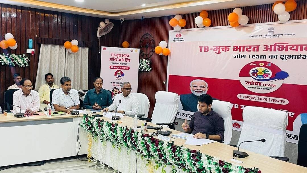 समाहरणालय, कैमूर*
=================
जिला जनसम्पर्क कार्यालय*
==================
प्रेस विज्ञप्ति*
दिनांक 08.10.2026*
==================
कैमूर में स्वास्थ्य सेवाओं की समीक्षा: ई-संजीवनी और आयुष्मान कार्ड में जिला राज्य में दूसरे पायदान पर, चतुर्थ प्रसव पूर्व जांच (4th ANC) में लापरवाही पर दुर्गावती BCM का वेतन बंद
ओपीडी (OPD) सेवाओं और भव्य (BHAVYA) पोर्टल क्रियान्वयन की विस्तृत समीक्षा; ओपीडी लक्ष्य निर्धारित करने का निर्देश।
एनसीडी (NCD) स्क्रीनिंग और ई-संजीवनी टेली-परामर्श में शत-प्रतिशत प्रगति लाने पर जोर।
आज दिनांक 08.10.2026 को समाहरणालय स्थित माँ मुण्डेश्वरी सभागार में जिला पदाधिकारी कैमूर की अध्यक्षता में स्वास्थ्य विभाग की समीक्षात्मक बैठक आयोजित की गई।
बैठक में मातृ एवं शिशु स्वास्थ्य, संस्थागत प्रसव, नियमित टीकाकरण, 'भव्य' (BHAVYA) डिजिटल हेल्थ मिशन, गैर-संचारी रोग (NCD) स्क्रीनिंग, टीबी उन्मूलन तथा आयुष्मान भारत योजना सहित प्रमुख स्वास्थ्य सूचकांकों की गहन समीक्षा की गई।
जिला पदाधिकारी द्वारा अधौरा, रामगढ़, मोहनिया, दुर्गावती के डॉक्टरों से खराब प्रतिवेदन को लेकर समीक्षा की गई ।
4th ANC में लापरवाही पर सख्त कार्रवाई:
समीक्षा के क्रम में गर्भवती महिलाओं की चतुर्थ प्रसव पूर्व जांच (4th ANC) की प्रगति रिपोर्ट में दुर्गावती प्रखंड का प्रदर्शन जिले में सबसे निम्न (मात्र 88.7%) पाए जाने पर जिला पदाधिकारी ने अत्यधिक नाराजगी व्यक्त की।
कार्य में घोर लापरवाही एवं शिथिलता बरतने के कारण दुर्गावती के BCM से स्पष्टीकरण (Show Cause) पूछते हुए तत्काल प्रभाव से वेतन अवरुद्ध (Salary Stop) करने का निर्देश दिया।
साथ ही लक्ष्य के अनुरूप अपेक्षित प्रगति नहीं दर्ज कराने वाले रामपुर, मोहनिया एवं कुदरा प्रखंडों के पदाधिकारियों को भी कार्यप्रणाली में सुधार लाने हेतु कारण बताओ नोटिस (Show Cause) जारी करने का निर्देश दिया गया।
जिले में सी-सेक्शन प्रसव के क्षेत्र में राज्य में दूसरा स्थान (73%) दर्ज किया गया। सितंबर 2026 माह में कुल 231 सिजेरियन ऑपरेशन सफलतापूर्वक संपन्न किए गए।
ओपीडी (OPD) सेवाओं एवं 'भव्य' (BHAVYA) पोर्टल क्रियान्वयन:
स्वास्थ्य केंद्रों में आने वाले मरीजों की ओपीडी सेवाओं की समीक्षा करते हुए जिला पदाधिकारी ने सभी प्रभारी चिकित्सा पदाधिकारियों को प्रत्येक स्वास्थ्य संस्थान के लिए अनिवार्य ओपीडी लक्ष्य निर्धारित करने तथा रोस्टर के अनुसार विशेषज्ञ एवं सामान्य डॉक्टरों की उपस्थिति सुनिश्चित करने का आदेश दिया।
ई-संजीवनी (eSanjeevani) टेली-परामर्श से संबंधित समीक्षा की गई। अगस्त 2026 माह में कैमूर जिले को कुल 20,815 टेली-परामर्श (प्रति एचएससी 5 परामर्श प्रतिदिन के मानक अनुसार) का मासिक लक्ष्य निर्धारित था। जिले में कुल 12,343 टेली-परामर्श सफलतापूर्वक पूर्ण किए गए है।
इस उपलब्धि के साथ कैमूर जिला राज्य स्तरीय रैंकिंग में 16वें स्थान पर रहा।
स्वास्थ्य विभाग की महत्वाकांक्षी डिजिटल प्रणाली 'भव्य' (BHAVYA) के क्रियान्वयन की समीक्षा की गई। ओपीडी ऑनलाइन रजिस्ट्रेशन, मरीजों के वाइटल्स (Vitals) की जांच, इलेक्ट्रॉनिक हेल्थ रिकॉर्ड (EHR) संधारण तथा दवाओं के वितरण की शत-प्रतिशत प्रविष्टि सुनिश्चित करने का निर्देश दिया गया।
विशेष रूप से जहां EHR प्रविष्टि में गैप देखा गया, उसे अविलंब दुरुस्त करने की हिदायत दी गई।
अस्पतालों में मरीजों के औसत प्रतीक्षा समय (Average Waiting Time) को न्यूनतम रखने तथा दवा काउंटर पर सभी आवश्यक दवाएं (EDL) सुलभ कराने पर बल दिया गया।
एनसीडी (NCD) एवं एनीमिया स्क्रीनिंग अभियान:
जिले में चल रहे गैर-संचारी रोग (NCD) स्क्रीनिंग अभियान की समीक्षा के दौरान 30 वर्ष से अधिक आयु वर्ग के नागरिकों की बीपी, शुगर एवं कैंसर स्क्रीनिंग गति को तेज करने का निर्देश दिया गया।
राज्य पोर्टल एवं NP-NCD पोर्टल पर डेटा सिंक्रोनाइजेशन के अंतर को अविलंब दूर करने तथा चिन्हित मरीजों को समय पर उपचार व फॉलो-अप उपलब्ध कराने के निर्देश दिए गए।
'एनीमिया मुक्त बिहार - विशेष अभियान' के तहत स्कूलों एवं आंगनबाड़ी स्तर पर शेष बच्चों एवं किशोरियों की जांच में तेजी लाने को कहा गया।
संस्थागत प्रसव एवं सी-सेक्शन: सुरक्षित मातृत्व को बढ़ावा देने हेतु शत-प्रतिशत संस्थागत प्रसव सुनिश्चित कराने और सिजेरियन डिलीवरी (C-Section) की सुविधाओं को प्रभावी रखने का निर्देश दिया गया।
सघन टीकाकरण: जिले में पूर्ण प्रतिरक्षण (Full Immunization) की शत-प्रतिशत उपलब्धि बनाए रखने हेतु छूटे हुए बच्चों को चिन्हित कर प्रतिरक्षित करने पर बल दिया गया।
आयुष्मान भारत: शत-प्रतिशत पात्र परिवारों का आयुष्मान कार्ड बनाने और अस्पतालों में भर्ती मरीजों का 'प्री-ऑथ' (Pre-auth) समयबद्ध रूप से करने का कड़ा निर्देश जारी किया गया।
परामर्श एवं इलेक्ट्रॉनिक हेल्थ रिकॉर्ड (EHR): प्रखंडवार टेली-कंसल्टेशन सेवाओं को बढ़ाने तथा अधौरा सहित पिछड़े प्रखंडों में डिजिटल रिकॉर्ड (EHR) प्रविष्टि में तेजी लाने के निर्देश दिए गए।
आयुष्मान कार्ड निर्माण में कैमूर जिला राज्य में दूसरे स्थान पर रहा, जहाँ कुल 7,75,856 से अधिक कार्ड निर्गत किए जा चुके हैं।
जिला पदाधिकारी ने सभी स्वास्थ्य अधिकारियों व कर्मियों को कड़े शब्दों में सचेत करते हुए कहा कि जनस्वास्थ्य से जुड़े कार्यक्रमों में किसी भी स्तर पर लापरवाही नहीं की जाए। सभी स्वास्थ्य कर्मी संवेदनशीलता एवं प्रतिबद्धता के साथ कार्य करते हुए जिले को स्वास्थ्य सूचकांकों में शीर्ष पर लाएं।
#Kaimur #HealthReview #AyushmanBharat #eSanjeevani #BHAVYA #PublicHealth #kaimurdm
Information & Public Relations Department, Government of Bihar Bihar Health Department