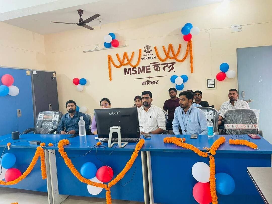 जिला उद्योग केंद्र (DIC), कटिहार 📰
कटिहार में शुरू हुआ MSME सेंटर: युवाओं और उद्यमियों को मिलेगी मदद, सरकारी योजनाओं का लाभ लेने में भी मिलेगी सहायता
कटिहार (बिहार):
कटिहार के युवाओं और उद्यमियों के लिए कारोबार शुरू करने की प्रक्रिया अब और आसान होगी। जिला उद्योग केंद्र, कटिहार में 'MSME केंद्र' (उद्यमी सहायता केंद्र) का औपचारिक शुभारंभ किया गया है।
मुख्यमंत्री जी द्वारा राज्यव्यापी कार्यक्रम के तहत सभी जिलों में स्थापित MSME केंद्रों का ऑनलाइन उद्घाटन किया गया, जिसके साथ ही कटिहार का यह केंद्र भी अब पूर्ण रूप से क्रियाशील हो गया है।
📌 एक ही जगह मिलेगी कई सेवाओं की सुविधा (Single Window System)
MSME केंद्र में सूक्ष्म, लघु और मध्यम उद्यमियों (MSMEs) को अलग-अलग सरकारी कार्यालयों के चक्कर नहीं लगाने पड़ेंगे। सिंगल विंडो व्यवस्था के तहत उद्योग शुरू करने से पहले:
• परियोजना (Project Report) तैयार करने,
• विभिन्न योजनाओं की जानकारी लेने, और
• आवेदन प्रक्रिया को समझने में पूरी सहायता मिलेगी।
इसके अलावा वित्तीय सहायता (Bank Loans) और संबंधित विभागों से समन्वय स्थापित करने में भी यह केंद्र मदद करेगा।
⏱️ आवेदन प्रक्रिया में बचेगा समय
केंद्र के जरिए उद्यमियों को अलग-अलग योजनाओं और आवेदन प्रक्रिया की जानकारी एक ही जगह मिल सकेगी। इससे समय की बचत होगी और कारोबार शुरू करने में आने वाली प्रक्रियागत दिक्कतें कम होंगी।
जिला प्रशासन और जिला उद्योग केंद्र, कटिहार ने जिले के वर्तमान और संभावित उद्यमियों से MSME केंद्र की सुविधाओं का भरपूर लाभ उठाने की अपील की है।
🤝 'MSME मित्र' करेंगे उद्यमियों की मदद
केंद्र में प्रशिक्षित 'MSME मित्र' नए व संभावित उद्यमियों, महिला उद्यमियों और स्थानीय कारीगरों को विभिन्न प्रक्रियाओं में मार्गदर्शन देंगे:
उद्यम पंजीकरण (Udyam Registration)
ZED प्रमाणीकरण (ZED Certification)
ODOP (एक जिला एक उत्पाद) क्लस्टर विकास
GeM पोर्टल पर पंजीकरण
निर्यात (Export) से जुड़ी प्रक्रियाएं
🏦 सरकारी योजनाओं का लाभ लेने में मदद
उद्यमियों को सरकार की विभिन्न कल्याणकारी और प्रोत्साहन योजनाओं का लाभ दिलाने में यह केंद्र सेतु का काम करेगा:
• PMEGP (प्रधानमंत्री रोजगार सृजन कार्यक्रम)
• PMFME (प्रधानमंत्री सूक्ष्म खाद्य उद्योग उन्नयन योजना)
• मुख्यमंत्री उद्यमी योजना (MMUY)
• CGTMSE (क्रेडिट गारंटी फंड ट्रस्ट)
परियोजना रिपोर्ट तैयार करने से लेकर बैंक ऋण स्वीकृति (Bank Loan Sanction) तक जरूरी मार्गदर्शन दिया जाएगा। यह केंद्र उद्यमियों, बैंकों और संबंधित विभागों के बीच समन्वय की मजबूत कड़ी के रूप में कार्य करेगा।
💡 युवाओं और महिला उद्यमियों को विशेष फायदा
MSME केंद्र शुरू होने से स्थानीय स्तर पर कारोबार के लिए जरूरी जानकारी और सरकारी योजनाओं तक पहुंच आसान होने की उम्मीद है।
स्थानिक संसाधनों से जुड़े उत्पादों के मूल्य संवर्धन (Value Addition) और बाजार (Market Access) उपलब्ध कराने में भी यह केंद्र मददगार सिद्ध होगा। इससे छोटे स्तर पर नया कारोबार शुरू करने की तैयारी कर रहे युवाओं और महिला उद्यमियों को खास फायदा मिलेगा।
📍 संपर्क स्थान:
जिला उद्योग केंद्र (DIC), कटिहार
उद्योग विभाग, बिहार सरकार
Regards
GM DIC Katihar
Industries Department, Bihar Information & Public Relations Department, Government of Bihar #Katihar #MSME @topfans