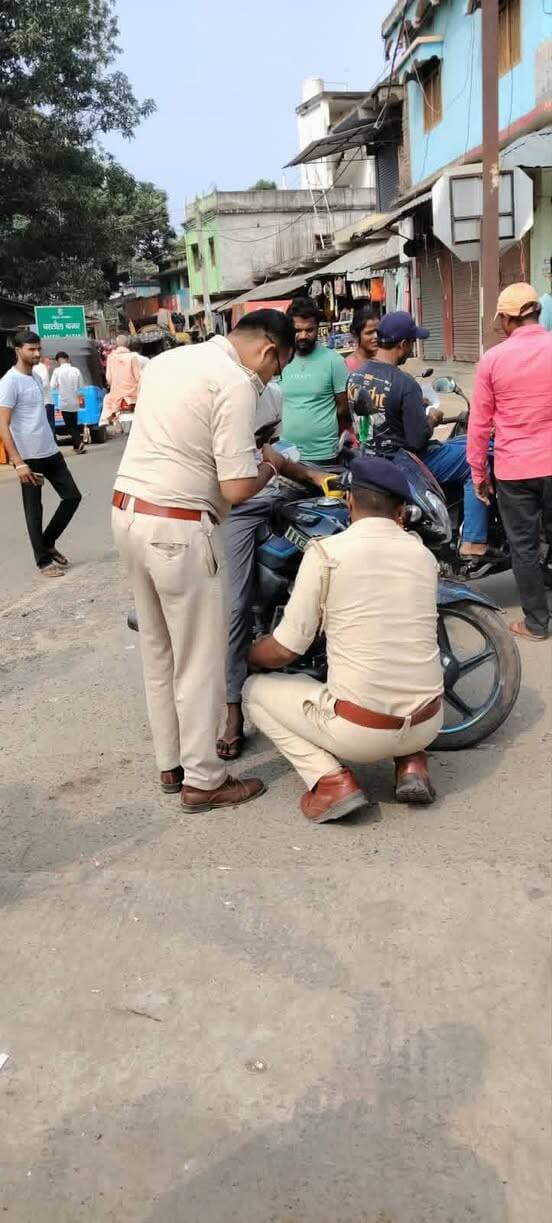 समाहरणालय कटिहार
सूचना जनसंपर्क शाखा
प्रेस विज्ञप्ति -03
*यातायात नियमों के उल्लंघन पर परिवहन विभाग की सख्ती, 4.96 लाख रुपये का चालान वसूला गया*
कटिहार, 08 अक्टूबर 2026:
सड़क सुरक्षा एवं यातायात नियमों के पालन को सुनिश्चित करने के उद्देश्य से जिला परिवहन विभाग, कटिहार द्वारा बस्तौल चौक एवं रोशना क्षेत्र में विशेष वाहन जांच अभियान चलाया गया।
अभियान के दौरान हेलमेट एवं सीट बेल्ट के उपयोग पर विशेष जोर दिया गया। बिना हेलमेट, बिना सीट बेल्ट, गलत दिशा में वाहन चलाने सहित विभिन्न यातायात नियमों के उल्लंघन पर कार्रवाई करते हुए कुल 4.96 लाख रुपये का चालान/जुर्माना वसूला गया।
अभियान में नाबालिग वाहन चालकों की विशेष रूप से जांच की जा रही है। साथ ही बिना पंजीकरण संचालित टोटो एवं ऑटो के विरुद्ध भी सख्ती से जांच की जा रही है।
जिला परिवहन विभाग, कटिहार ने स्पष्ट किया कि नए वाहनों के पंजीकरण में अनावश्यक विलंब करने वाले वाहन डीलरों एवं शोरूम संचालकों के विरुद्ध भी नियमानुसार कार्रवाई की जाएगी। बिना पंजीकरण के वाहनों को सड़क पर चलने देने की स्थिति में संबंधित वाहन चालके साथ साथ डीलर/शोरूम की जिम्मेदारी तय की जाएगी।
विभाग ने वाहन चालकों से अपील की कि वे सभी आवश्यक दस्तावेज के साथ वाहन चलाएं और हेलमेट व सीट बेल्ट का अनिवार्य रूप से उपयोग करें। सड़क सुरक्षा के लिए यह विशेष जांच अभियान आगे भी जारी रहेगा।
जिला जनसंपर्क पदाधिकारी,
कटिहार।
Information & Public Relations Department, Government of Bihar CMO Bihar Samrat Choudhary CM Samrat
