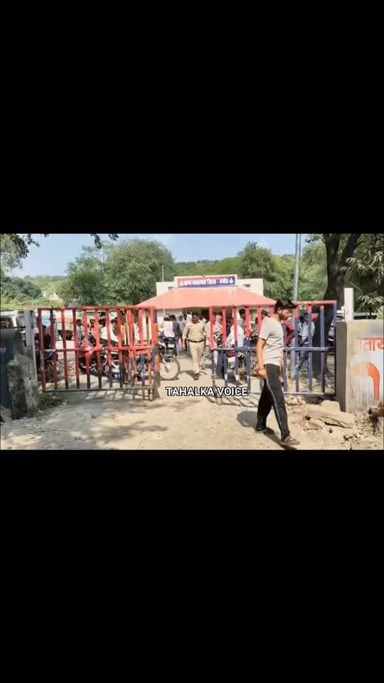 जिला जेल यातायात थाना के सामने यातायात पुलिस ने चलाया वाहन चेकिंग अभियान, 50 चालान काटकर बसूला 15 हजार का समन शुल्क
दमोह। यातायात नियमों का उल्लंघन करने वाले वाहन चालकों के खिलाफ यातायात पुलिस ने गुरुवार को यातायात थाने के सामने सघन वाहन चेकिंग अभियान चलाया। कार्रवाई के दौरान बिना लाइसेंस, बिना हेलमेट और आवश्यक दस्तावेजों के वाहन चलाने वालों के साथ काली फिल्म लगे वाहनों की भी जांच की गई। पुलिस ने नियमों का उल्लंघन करने वाले वाहन चालकों के करीब 50 चालान बनाए और करीब 15 हजार रुपए की राशि वसूल की।
यातायात थाना प्रभारी दलवीर सिंह मार्को ने गुरुवार शाम 5 बजे जानकारी देते हुए बताया कि PTRI के निर्देश पर 28 सितंबर से 10 अक्टूबर 2026 तक विशेष यातायात सड़क सुरक्षा एवं वाहन चेकिंग अभियान चलाया जा रहा है। इसी के तहत शहर में वाहनों की जांच कर चालानी कार्रवाई की जा रही है। उन्होंने वाहन चालकों से यातायात नियमों का पालन करने और वाहन चलाते समय आवश्यक दस्तावेज साथ रखने की अपील की।