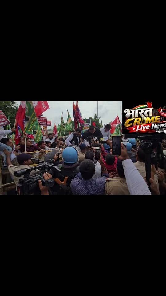 #पटना में प्रदर्शन के दौरान देखिए तेजस्वी यादव कैसे बैरिकेटिंग कूद गए, जिसका वीडियो सोशल मीडिया पर तेजी हुई वायरल।
