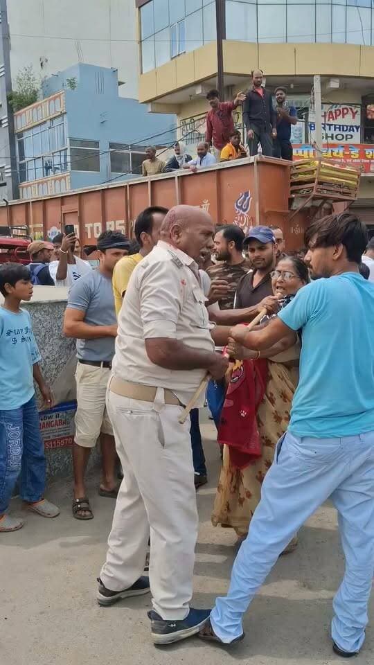 #औरंगाबाद जिले के दाउदनगर भखरुआ मोड पर कार वाले से झगड़ा के दौरान ट्रैफिक पुलिस का फटा सर, कार चालक फरार।