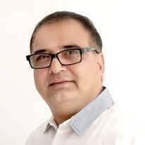 बजरंग बली के भक्तों के अदालत से बरी होने पर भक्तों में नहीं रही खुशी की सीमा : डा. राजेेश भाटिया
आज एक बार फिर अधर्म पर धर्म की, असत्य पर सत्य की व् अन्याय पर न्याय की जीत हुई : डॉ राजेश भाटिया
फरीदाबाद A2z न्यूज़ update, आप की आवाज़ फरीदाबाद के बहुचर्चित सिद्धपीठ श्री हनुमान मंदिर, मार्किट नं 1 में हुए लाठीचार्ज व् गिरफ़्तारी प्रकरण में न्यायिक मजिस्ट्रेट प्रथम श्रेणी दीपक यादव की अदालत ने डा. राजेश भाटिया सहित सभी नामजद लोगों को आरोपमुक्त करते हुए उन्हें बाइज्जत बरी कर दिया। इस मामले में शामिल होने के परिजनों को जैसे ही इसका पता चला तो उस सभी में खुशी की सीमा नहीं रही। सिद्धपीठ श्री हनुमान मंदिर, मार्किट नं 1 में जैसे ही यह समाचार पहुंचा, वहां उत्सव का माहौल बन गया। सभी ने देश की न्यायपालिका के प्रति अपना आभार जताया और मंदिर में ढोल नगाड़ों के माध्यम से जश्न मनाते हुए इस फैसले का स्वागत किया। गौरतलब है कि पिछले कई वर्षाे पूर्व दिनांक 17 अक्टूबर 2018 में जब दशहरा पर्व के अवसर पर लंका दहन की शोभायात्रा निकाली जा रही थी, उस दौरान लाठीचार्ज व् गिरफ़्तारी की घटना हुई थी। घटना के बाद पुलिस द्वारा डॉ. राजेश भाटिया, अनिल अरोड़ा, वरुण ग्रोवर, मनोज कुमार, पंकज भाटिया, महेंद्र कपूर, साहिल नोनिहाल, प्रदीप भाटिया, मन्नू भाटिया के विरुद्ध भारतीय दंड संहिता (बीएनएस) की धारा 148, 149, 186, 332, 353 एवं 506 के तहत मामला दर्ज किया गया था। लम्बी कानूनी लड़ाई के बाद आखिरकार आज दिनांक 07.10.2026 को सभी भक्तों को अदालत ने बरी कर दिया। अदालत में अभियोजन पक्ष पर आरोपों को गवाहों एवं साक्ष्यों के माध्यम से सिद्ध करने की जिम्मेदारी थी, लेकिन न्यायालय में प्रस्तुत गवाही एवं साक्ष्य आरोपों को प्रमाणित करने के लिए पर्याप्त नहीं पाए गए। सुनवाई के दौरान अभियोजन पक्ष आरोपियों के विरुद्ध लगाए गए आरोपों को सिद्ध करने में असफल रहा। न्यायालय ने दोनों पक्षों की दलीलें सुनने और उपलब्ध साक्ष्यों का परीक्षण करने के बाद माननीय न्यायालय ने डॉ. राजेश भाटिया, अनिल अरोड़ा, वरुण ग्रोवर, मनोज कुमार, पंकज भाटिया, महेंद्र कपूर, साहिल नोनिहाल, प्रदीप भाटिया, मन्नू भाटिया को सभी आरोपों से बाइज्जत बरी करने का फैसला सुनाया। इस अवसर पर डॉ. राजेश भाटिया ने कहा कि उन्हें शुरू से ही देश की न्यायपालिका पर पूरा विश्वास था कि सत्य, न्याय और धर्म की हमेशा जीत होती है। उन्होंने अपने अधिवक्ताओं भूपेश जोशी एवं तरुण भाटिया का आभार व्यक्त करते हुए कहा कि उन्होंने पूरे मामले में मजबूती के साथ पक्ष रखा, जिसके चलते उन्हें न्याय मिल पाया। डॉ. राजेश भाटिया ने कहा कि माननीय न्यायालय के निर्णय से आज वह बहुत ही राहत महसूस कर रहे है और देश की न्यायपालिका पर उनका भरोसा और भी मजबूत हुआ है। उन्होंने कहा कि वह आगे भी धार्मिक एवं सामाजिक कार्यों में पूरी निष्ठा के साथ समाज की सेवा करते रहेंगे।