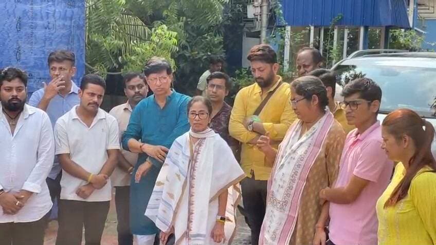 দিল্লি যাবার আগে সাংবাদিকদের মুখোমুখি মমতা বন্দ্যোপাধ্যায় বিকাশ রঞ্জন এর বাড়ি ভাঙ্গা নিয়ে জানালেন তিনি যদি আজকে থাকতেন তাহলে উনার বাড়ি যেতেন কিন্তু উনি থাকছেন না আজকে তাই ফিরে এসে উনার বাড়ি যাবেন দেখা করতে।