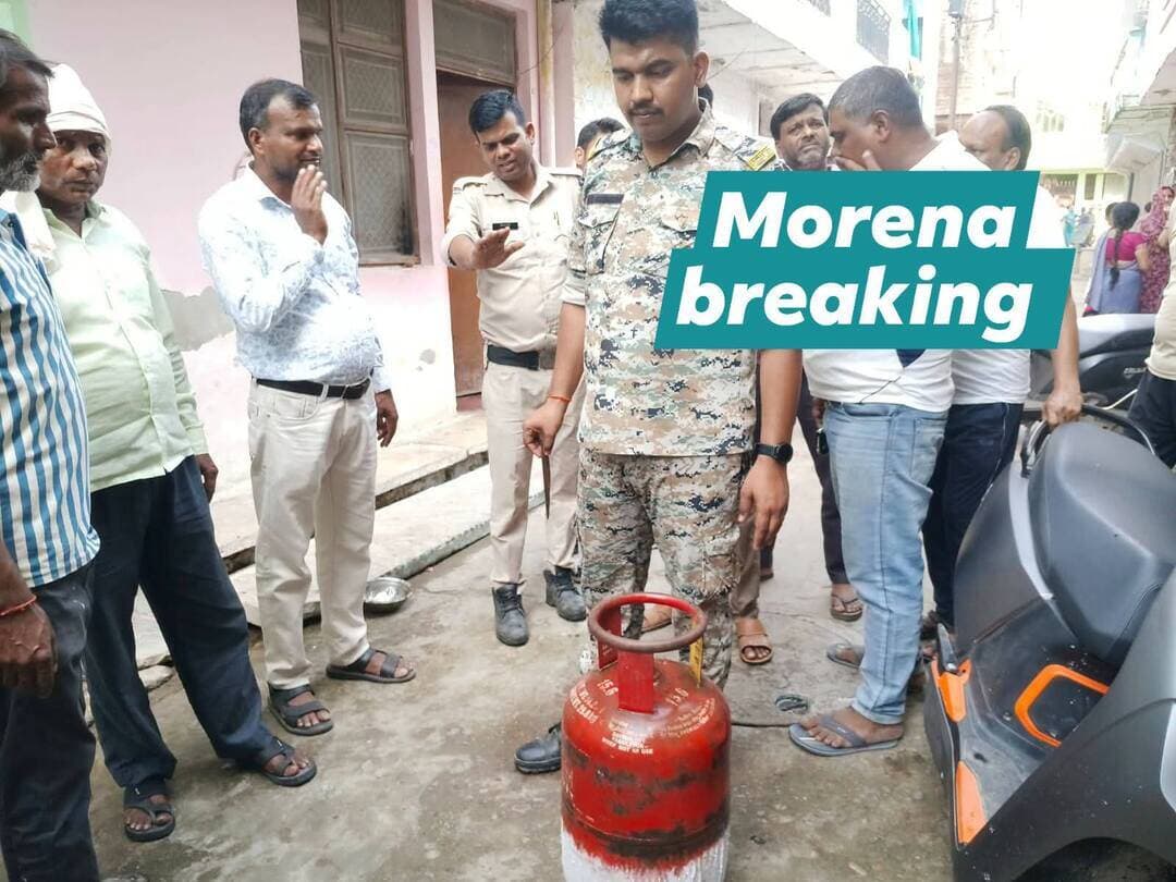 #मुरैना: थाना कोतवाली क्षेत्र में भोजन बनाते समय गैस सिलेंडर में आग लगने की सूचना जडायल-112 पर प्राप्त हुई, सूचना प्राप्ति पर डायल 112 जवानों ने तत्काल मौके पर पहुचकर फायर ब्रिगेड की सहायता से आग को किया काबू एवं घायल महिला को इलाज हेतु अस्पताल पहुचाया गया।
डायल-112 जवानों और फायर ब्रिगेड की तत्परता से बड़ी अनहोनी होने से टली ।
Home Department of Madhya Pradesh
Jansampark Madhya Pradesh
Madhya Pradesh Police
IGP Chambal Zone
PRO SP Morena Morena Breaking