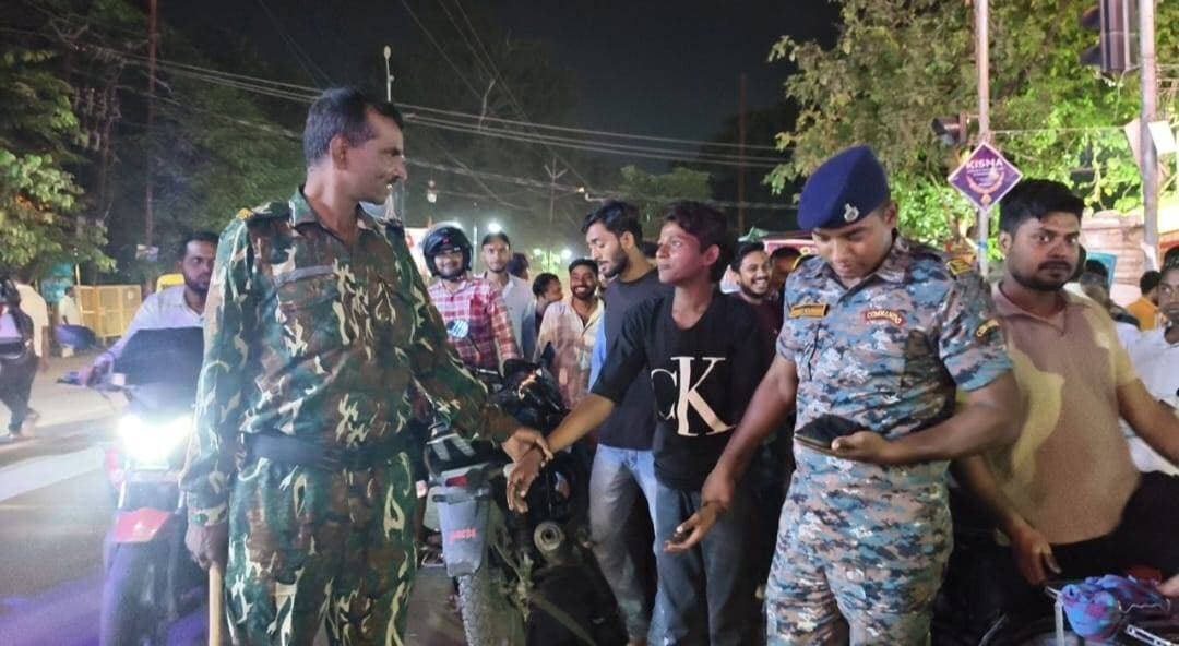जुरण छपरा में मोबाइल चोरी करते एक युवक को लोगो ने पकड़कर पुलिस के हवाले किया।