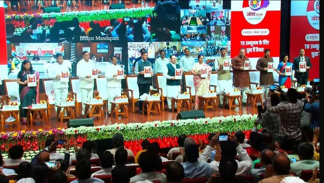 टीबी उन्मूलन की दिशा में जोश टीम का राष्ट्रीय शुभारंभ
हरियाणा में शत-प्रतिशत स्वयंसेवकों के साथ ‘टीबी मुक्त भारत अभियान’ की शुरुआत
पंचकूला, 8 अक्तूबर : भारत मंडपम, नई दिल्ली में आज केंद्रीय स्वास्थ्य एवं परिवार कल्याण मंत्री श्री जगत प्रकाश नड्डा द्वारा जोश (ज्वाइंट स्कवायड फोर हेल्थ) टीम का राष्ट्रीय शुभारंभ किया गया। इस पहल के माध्यम से युवाओं की ऊर्जा और जनभागीदारी को जोड़ते हुए देश में टीबी उन्मूलन के प्रयासों को और गति देने पर जोर दिया गया। कार्यक्रम में युवाओं की सक्रिय भागीदारी के माध्यम से टीबी मुक्त भारत के लक्ष्य को साकार करने का आह्वान किया गया।
रक्षा मंत्रालय तथा युवा कार्यक्रम एवं खेल मंत्रालय के सहयोग से शुरू की गई इस राष्ट्रीय पहल के तहत गृह भ्रमण (होम विजिट) के लिए जोश टीम फ्लिप बुक, जन जागरूकता ब्रोशर और टीबी संबंधी प्रश्नों के उत्तर देने के लिए खुशी चैटबॉट के नए संस्करण का शुभारंभ किया गया।
इसके साथ ही टीबी मुक्त भारत ऐप पर एक नई जोश रिपोर्टिंग सुविधा शुरू की गई है, जिसके माध्यम से जिला टीबी अधिकारी (डीटीओ) प्रथम श्रेणी (क्लास वन) अधिकारियों का विवरण दर्ज करेंगे और वे अधिकारी अपने अधीन पंजीकृत एनसीसी कैडेटों और माय भारत स्वयंसेवकों की टीमों को जोड़ेंगे। ये टीमें ऐप पर अपनी दैनिक गतिविधियां अपलोड करेंगी, जिन्हें जिला स्तर (डीटीओ) के साथ-साथ राष्ट्रीय स्तर पर भी देखा जा सकेगा।
इस वर्चुअल शुभारंभ समारोह में हरियाणा की स्वास्थ्य मंत्री श्रीमती आरती सिंह राव, विशेष सचिव, स्वास्थ्य डॉ. मनीष नागपाल, एमडी, एनएचएम डॉ. आर. एस. ढिल्लों, महानिदेशक स्वास्थ्य सेवाएं, डीजीएचएस डॉ. मनीष बंसल, डॉ. राजीव बतीश और राज्य टीबी अधिकारी डॉ. राजेश राजू उपस्थित रहे। इसके अलावा प्रदेश भर से सांसद, विधायक, महापौर, वार्ड पार्षद, सरपंच, प्रधान, एनसीसी कैडेट्स, माय भारत स्वयंसेवक, टीबी विजेता और निक्षय मित्र भी वर्चुअल माध्यम से इस कार्यक्रम से जुड़े।
हालांकि हरियाणा राज्य को जोश पायलट राज्यों के अगले चरण में शामिल किया जाएगा, लेकिन प्रधानमंत्री श्री नरेंद्र मोदी की ‘पीएम प्रगति’ समीक्षा बैठक के निर्देशों के अनुसार, राज्य ने समय से पूर्व ही सभी आवश्यक तैयारियाँ पूरी कर ली हैं और जमीनी स्तर पर कार्य शुरू कर दिया है। प्रधानमंत्री श्री नरेंद्र मोदी के संकल्प हम करके दिखाएंगे की तर्ज पर स्वास्थ्य विभाग हरियाणा भी इसे पूरा करके दिखाएगा और राज्य से टीबी का पूरी तरह से उन्मूलन करेगा।
हरियाणा में जोश टीम गठन की मुख्य विशेषताएं-
100 प्रतिशत जिला स्तरीय समितियां- अंतर-विभागीय समन्वय और निगरानी के लिए सभी 23 जिलों में सांसदों/विधायकों की अध्यक्षता में जिला स्तरीय समितियों का गठन किया जा चुका है।
ब्लॉक नोडल अधिकारी, जमीनी स्तर पर प्रभावी नेतृत्व और पर्यवेक्षण के लिए सभी 142 प्रशासनिक/राजस्व खंडों में 142 प्रथम श्रेणी (क्लास वन) अधिकारियों को ब्लॉक-स्तरीय नोडल अधिकारी नामित किया गया है।
शत-प्रतिशत स्वयंसेवक तैनाती, राज्य के सभी 142 ब्लॉक में 1,420 स्वयंसेवकों (710 एनसीसी , 710 माय भारत) की शत-प्रतिशत तैनाती के साथ जोश टीमों का गठन पूरा हो चुका है।
निगरानी और डिजिटल ट्रैकिंग, जिला टीबी अधिकारी (डीटीओ) और राष्ट्रीय स्तर के अधिकारी टीबी मुक्त भारत ऐप के डैशबोर्ड के माध्यम से अपने-अपने क्षेत्रों में जोश टीमों की गतिविधियों पर सीधे नजर रख सकेंगे।
वर्चुअल कॉन्फ्रेंस के समापन के तुरंत बाद राज्य और जिला स्तर पर विभिन्न गतिविधियों का आयोजन किया गया, जिसमें निक्षय मित्रों, टीबी विजेताओं एवं पंचायतों का सम्मान, टीबी शपथ, प्रतिभागियों के लिए Know TB सत्र और घर-घर जाकर जागरूकता फैलाने के लिए जोश टीमों को हरी झंडी दिखाकर रवाना करना शामिल रहा।