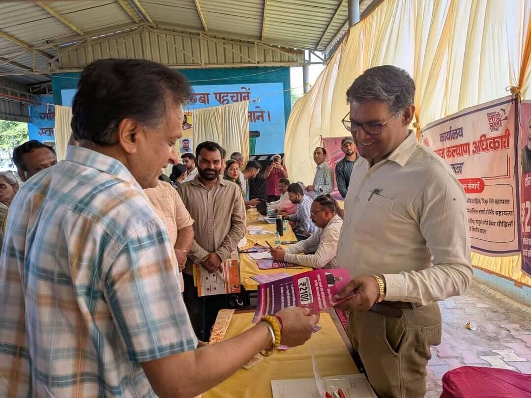 सेवा संकल्प अभियान के तहत रत्तेवाली में सेवा सेतु शिविर आयोजित
पूर्व मेयर कुलभूषण गोयल ने किया शिविर का निरीक्षण
270 पात्र लाभार्थियों का सेवा सेतु पोर्टल पर हुआ पंजीकरण
पंचकूला, 8 अक्तूबर : सेवा संकल्प अभियान के तहत आज गांव रत्तेवाली स्थित ग्राम सचिवालय में सेवा सेतु शिविर का आयोजन किया गया। पंचकूला के पूर्व मेयर कुलभूषण गोयल ने शिविर में मुख्य अतिथि के रूप में शिरकत की। उन्होंने विभिन्न विभागों द्वारा लगाए गए स्टॉलों का अवलोकन किया और आमजन को उपलब्ध करवाई जा रही जनकल्याणकारी योजनाओं की जानकारी ली।
इस अवसर पर जिला विकास एवं पंचायत अधिकारी श्री विशाल पराशर, जिला समाज कल्याण अधिकारी श्री विशाल सैनी, मंडल अध्यक्ष श्री धमेंद्र संधू , ग्राम सरपंच सहित विभिन्न विभागों के अधिकारी एवं कर्मचारी उपस्थित रहे।
पूर्व मेयर कुलभूषण गोयल ने शिविर में पहुंचे नागरिकों से बातचीत कर उनकी समस्याओं एवं सुझावों की जानकारी ली। उन्होंने कहा कि केंद्र एवं राज्य सरकार की विभिन्न जनकल्याणकारी योजनाओं का लाभ पात्र लोगों तक उनके घर-द्वार के नजदीक पहुंचाने के उद्देश्य से ऐसे शिविर आयोजित किए जा रहे हैं। इससे लोगों को सरकारी कार्यालयों के बार-बार चक्कर लगाने से राहत मिल रही है।
उन्होंने अधिकारियों से कहा कि शिविर में आने वाले नागरिकों को विभिन्न योजनाओं की विस्तृत जानकारी उपलब्ध करवाई जाए तथा पात्र लाभार्थियों का मौके पर ही पंजीकरण कर आवश्यक औपचारिकताएं पूरी की जाएं, ताकि उन्हें बिना अनावश्यक देरी के योजनाओं का लाभ मिल सके।
शिविर के दौरान कुल 270 पात्र लाभार्थियों का सेवा सेतु पोर्टल पर सफलतापूर्वक पंजीकरण किया गया। पोर्टल के माध्यम से प्राप्त आवेदनों पर मौके पर ही आवश्यक कार्रवाई की गई। उन्होंने कहा कि सेवा सेतु शिविर सरकार और आमजन के बीच सीधा संवाद स्थापित करने का प्रभावी माध्यम हैं। इन शिविरों के माध्यम से प्रयास किया जा रहा है कि समाज की अंतिम पंक्ति में खड़े पात्र व्यक्ति तक सरकारी योजनाओं का लाभ त्वरित, पारदर्शी एवं सरल तरीके से पहुंचाया जाए।
उन्होंने बताया कि शिविर में नागरिकों को विभिन्न विभागों की स्वरोजगार, ऋण, अनुदान, सब्सिडी एवं कौशल विकास योजनाओं की विस्तृत जानकारी उपलब्ध करवाई जा रही है। साथ ही, विभागीय योजनाओं की पात्रता, आवश्यक दस्तावेज, आवेदन प्रक्रिया तथा मिलने वाले लाभ के बारे में भी जानकारी दी जा रही है। इच्छुक नागरिक अपनी पात्रता के अनुसार संबंधित विभाग से संपर्क कर योजनाओं का लाभ लेने के लिए आवेदन कर सकते हैं।