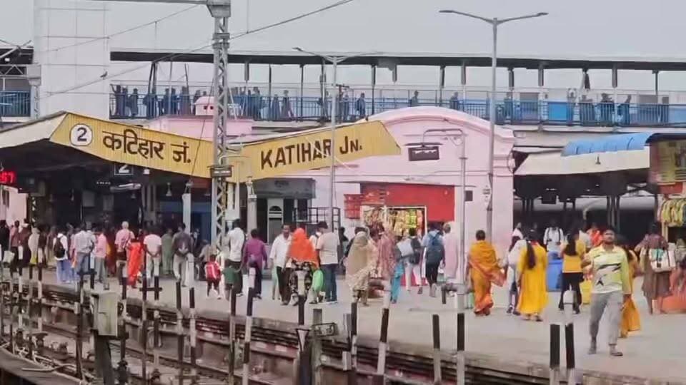 कुछ सेकंड की देरी पड़ सकती थी भारी, ट्रेन में यात्री की थमने लगी सांसें, महिला SI ने ऐसे बचाई जान