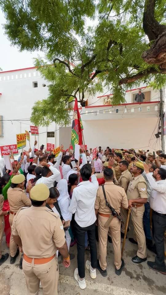 बाराबंकी में सपा कार्यकर्ताओं ने चुनाव आयुक्त ज्ञानेश कुमार का इस्तीफा मांगा प्रदर्शन किया 📍
#barabankiupdates #viralpost #barabanki_updates_