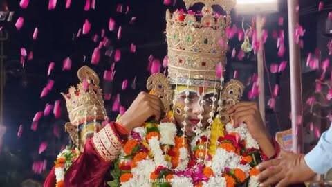 300+ सालों से चली आ रही एक परंपरा… ❤️🚩
वाराणसी के लोहता की ये प्राचीन रामलीला आज भी किसी बड़े मंच या कलाकारों की मोहताज नहीं है।
इसे हमारे ही गाँव के आम लोग, पीढ़ी-दर-पीढ़ी, उसी आस्था और समर्पण के साथ निभाते आ रहे हैं।
आज निकली है प्रभु श्रीराम की बारात…
चारों भाई — श्रीराम, लक्ष्मण, भरत और शत्रुघ्न — जनकपुर की ओर बारात लेकर निकले हैं। 🙏
ये सिर्फ़ एक लीला नहीं,
ये हमारी आस्था, हमारी मिट्टी और 300+ साल पुरानी विरासत है,
जो आज भी उसी जीवंत रूप में आगे बढ़ रही है। ❤️
जय श्री राम 🚩
लोहता, वाराणसी ❤️
#RamLeela #RamBarat #ShriRam #JaiShriRam #varanasi