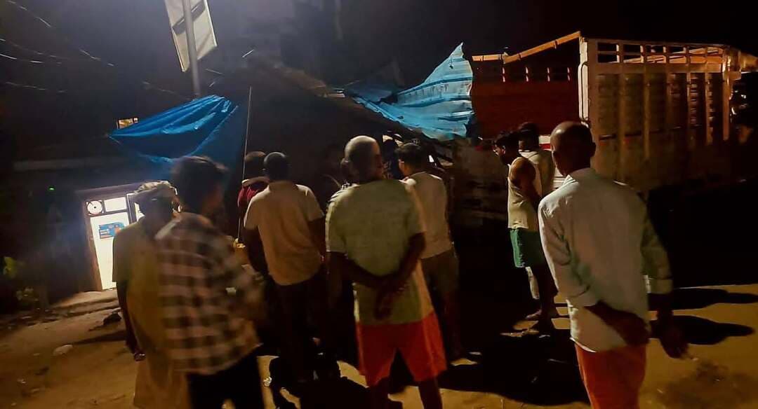 🚨 BREAKING NEWS | देवरिया
मगहरा चौराहे पर दो पिकअप की आमने-सामने जोरदार टक्कर, मिठाई की दुकान में घुसी गाड़ी!
#देवरिया। रात में मगहरा चौराहे पर दो पिकअप गाड़ियों की आमने-सामने भीषण टक्कर हो गई। टक्कर इतनी तेज थी कि एक पिकअप अनियंत्रित होकर चौराहे पर स्थित मिठाई की दुकान में जा घुसी।
राहत की बात है कि हादसे में किसी के हताहत होने की सूचना नहीं है।
⚠️ सावधानी ही सुरक्षा है! वाहन चलाते समय गति नियंत्रित रखें और चौराहों व मोड़ों पर विशेष सतर्कता बरतें।
📲 देवरिया की हर बड़ी खबर के लिए जुड़े रहें देवरिया पोस्ट के साथ।
#DeoriaNews #MagharaChauraha #BreakingNews #RoadAccident #DeoriaPost
