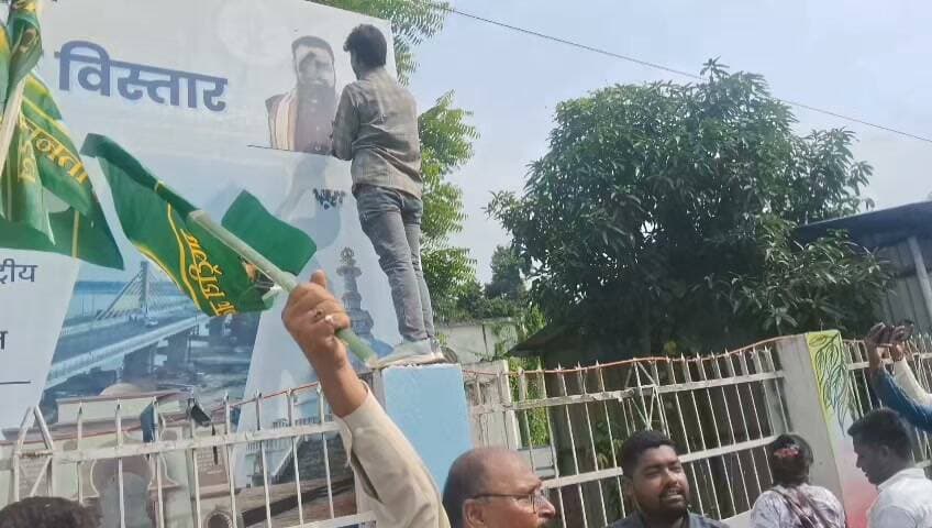 बिहार के समस्तीपुर में महागठबंधन के प्रदर्शन के दौरान कार्यकर्ताओं ने प्रधानमंत्री नरेंद्र मोदी और मुख्यमंत्री के बैनर पर कालिख पोतकर विरोध जताया। प्रदर्शनकारियों ने सरकार की नीतियों के खिलाफ नारेबाजी की और विभिन्न मुद्दों को लेकर अपना आक्रोश व्यक्त किया।