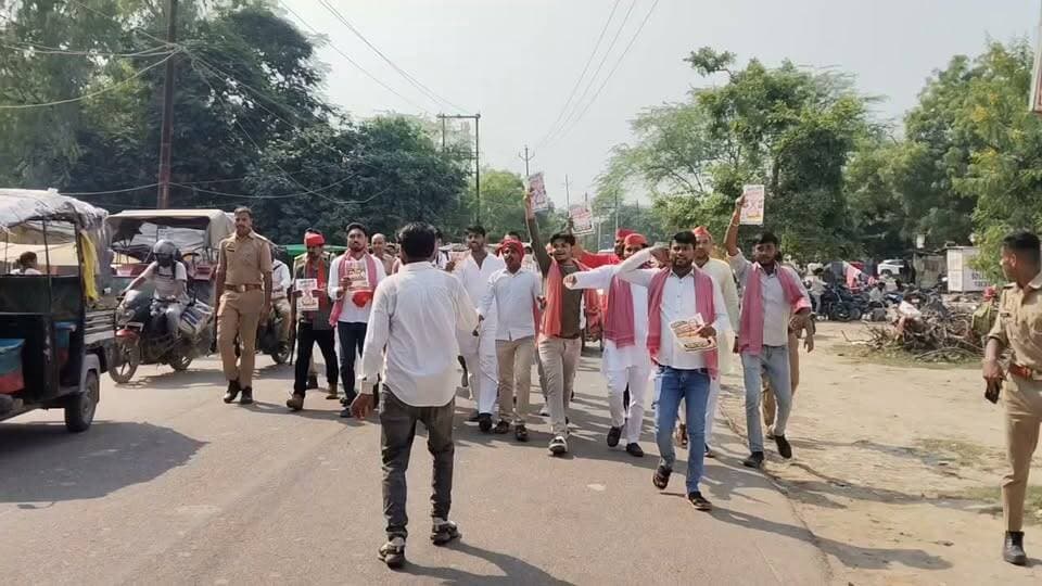 मौदहा में ज्ञानेश कुमार के इस्तीफे की मांग को लेकर पुतला दहन, सपाइयों ने किया प्रदर्शन
मौदहा, हमीरपुर। नगर मौदहा में गुरुवार को ज्ञानेश कुमार के इस्तीफे की मांग को लेकर समाजवादी पार्टी के कार्यकर्ताओं ने पुतला दहन कर धरना-प्रदर्शन किया। इस दौरान कार्यकर्ताओं ने नारेबाजी करते हुए अपना विरोध जताया और इस्तीफे की मांग उठाई।
प्रदर्शन में छात्र सभा के जिला अध्यक्ष सुनील यादव के नेतृत्व में कार्यकर्ता शामिल हुए।
### मौदहा में ज्ञानेश कुमार के इस्तीफे की मांग को लेकर पुतला दहन, सपाइयों ने किया प्रदर्शन
**मौदहा, हमीरपुर।** नगर मौदहा में गुरुवार को ज्ञानेश कुमार के इस्तीफे की मांग को लेकर समाजवादी पार्टी के कार्यकर्ताओं ने पुतला दहन कर धरना-प्रदर्शन किया। इस दौरान कार्यकर्ताओं ने नारेबाजी करते हुए अपना विरोध जताया और इस्तीफे की मांग उठाई।
प्रदर्शन में छात्र सभा के जिला अध्यक्ष सुनील यादव के नेतृत्व में कार्यकर्ता शामिल हुए।
: #Hamirpur #Maudaha #GyaneshKumar #SamajwadiParty #HamirpurTimesNews #HamirpurBreaking #UPNews