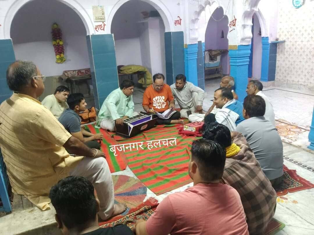 #रामलीला_महोत्सव_की_तैयारियां_शुरू__
#बृजनगर______
__बृजनगर कस्बे में रामलीला महोत्सव की तैयारियां की गई शुरू
__आदेश रामलीला कला मंडल द्वारा रखा जायेगा महोत्सव आयोजित
__लगभग 21 अक्टूबर से शुरू हों सकती है रामलीला
__पंडित देवकी नन्दन बजाज(कठूमरिया) द्वारा सन 1958 से रामलीला की शुरूआत की गई।
__वर्तमान में कस्बे के वरिष्ठ समाजसेवी ब्रह्मानंद दाढ़ी वाले के नेतृत्व में रामलीला महोत्सव की जिम्मेदारी निभाई जाती है।
__कस्बे के कुंडा मंदिर परिसर या मेला मैदान में हो सकती है रामलीला।
__मुरली मनोहर मंदिर ओर रामलीला रिहर्सल को को सभी पात्र कर रहे है तैयारी।